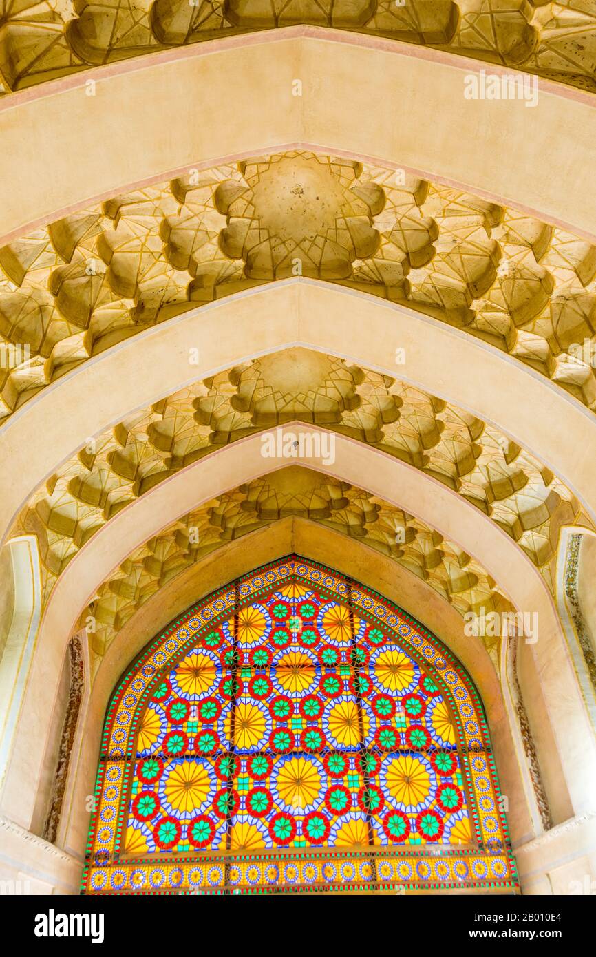 Wunderschönes Fenster mit Innenräumen der Arg von Karim Khan oder Karim Khan Zitadelle, die als Teil eines Komplexes während der Zand Dynastie von Karim Khan erbaut wurde. Das ist es Stockfoto