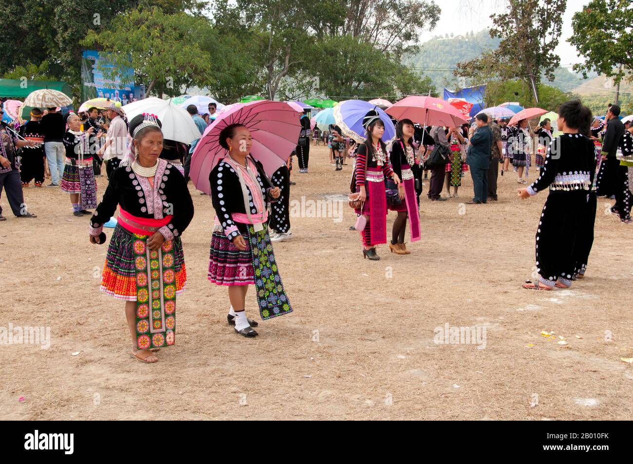 Thailand: Der Ball werfen Spiel pov Pob, Hmong Neujahr Feiern, Chiang Mai, Nord-Thailand. Das Hmong Neujahr findet in der Regel im November oder Dezember statt (traditionell am Ende der Erntezeit). Die Hmong sind eine asiatische ethnische Gruppe aus den Bergregionen China, Vietnam, Laos und Thailand. Hmong sind auch eine der Untergruppen der Miao-Ethnie in Südchina. Hmong Gruppen begannen eine allmähliche Wanderung nach Süden im 18th Jahrhundert aufgrund von politischen Unruhen und mehr Ackerland zu finden. Stockfoto