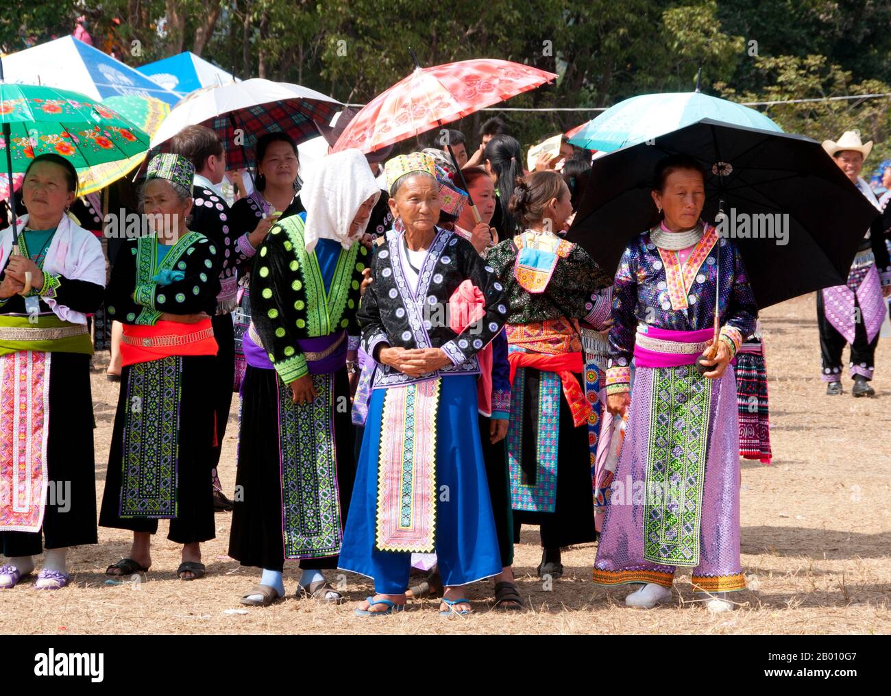 Thailand: Fein gekleidete Frauen bei den Hmong Neujahrsfeiern, Chiang Mai, Nordthailand. Das Hmong Neujahr findet in der Regel im November oder Dezember statt (traditionell am Ende der Erntezeit). Die Hmong sind eine asiatische ethnische Gruppe aus den Bergregionen China, Vietnam, Laos und Thailand. Hmong sind auch eine der Untergruppen der Miao-Ethnie in Südchina. Hmong Gruppen begannen eine allmähliche Wanderung nach Süden im 18th Jahrhundert aufgrund von politischen Unruhen und mehr Ackerland zu finden. Stockfoto