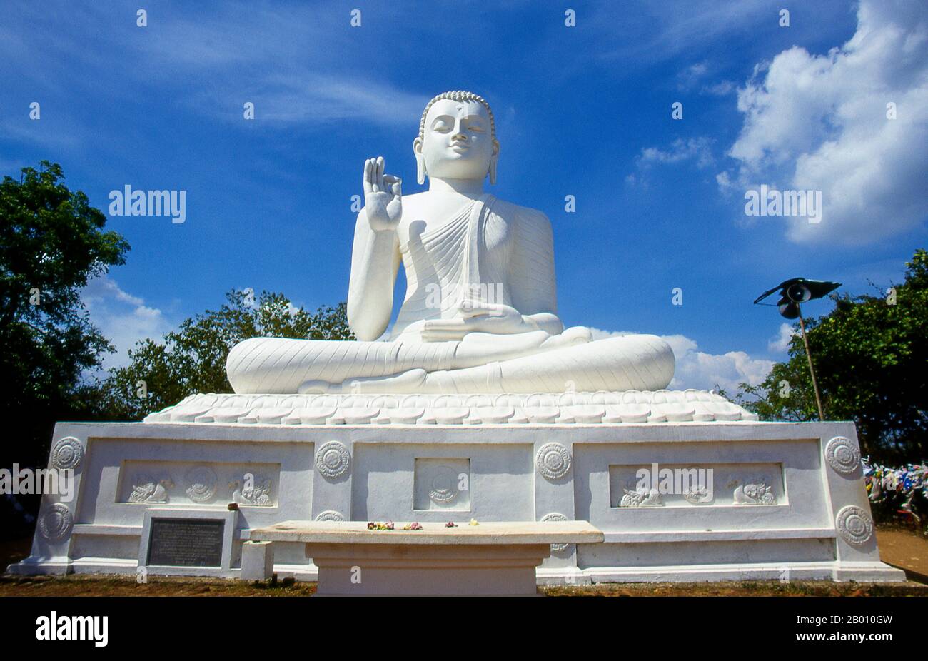 Sri Lanka: Riesiger sitzender Buddha in Ambasthala Dagoba, Mihintale. Mihintale ist ein Berggipfel in der Nähe von Anuradhapura, der von Sri Lankans als Ort einer Begegnung zwischen dem buddhistischen Mönch Mahinda und König Devanampiyatissa geglaubt wird, der die Präsenz des Buddhismus in Sri Lanka einweihte. Es ist jetzt ein Wallfahrtsort und der Ort von mehreren religiösen Denkmälern und verlassenen Strukturen. Stockfoto