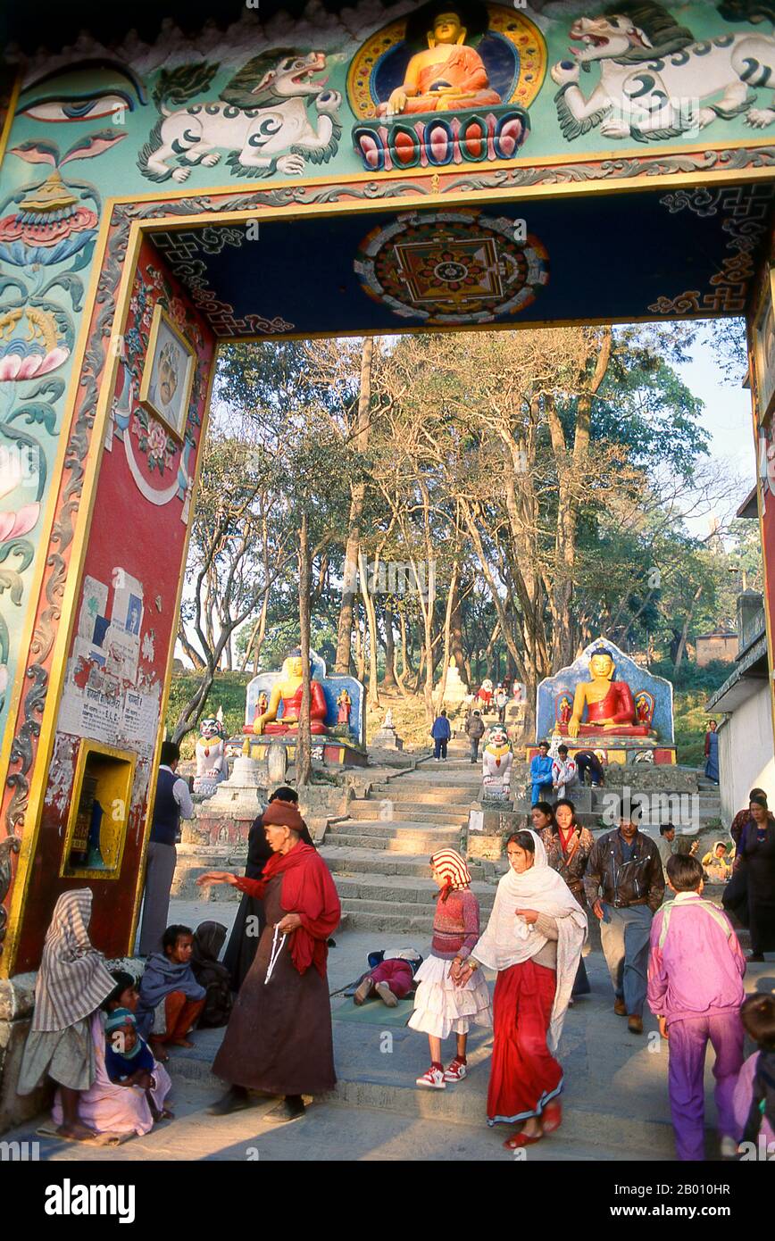 Nepal: Pilger besuchen Swayambhunath (Monkey Temple), Kathmandu Valley. Das Datum des Baus der Svayambhunath Stupa, seine Ursprünge in Mythos durchdrungen, ist unbekannt. Nach den Inschriften auf einer alten und beschädigten Steintafel in Svayambhunath, König Vrishadeva (ca. 400 u.Z.) war der erste, der an diesem Ort eine Kultstätte errichtet hat. Sein Enkel, König Manadeva I. (ca. 464-505) einige Ergänzungen vorgenommen haben. Die muslimische Invasion von 1349 machte all die fromme Bauarbeit zunichtes, die marodierenden muslimischen Krieger, die jedes Kafir (Ungläubige) Heiligtum demontieren, dem sie begegnet sind. Stockfoto