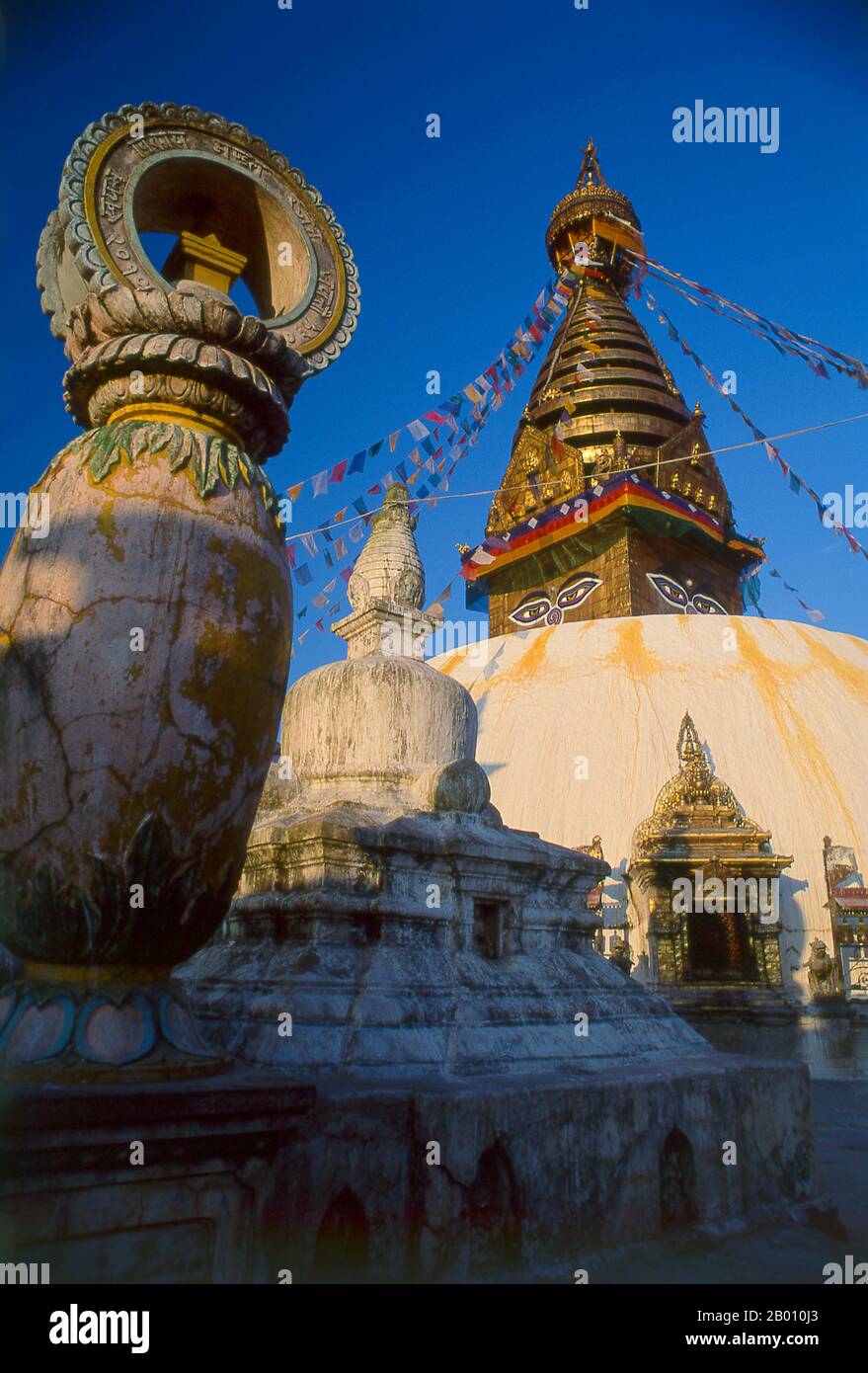 Nepal: Swayambhunath (Monkey Temple), Kathmandu Valley. Das Datum des Baus der Svayambhunath Stupa, seine Ursprünge in Mythos durchdrungen, ist unbekannt. Nach den Inschriften auf einer alten und beschädigten Steintafel in Svayambhunath, König Vrishadeva (ca. 400 u.Z.) war der erste, der an diesem Ort eine Kultstätte errichtet hat. Sein Enkel, König Manadeva I. (ca. 464-505) einige Ergänzungen vorgenommen haben. Die muslimische Invasion von 1349 machte all die fromme Bauarbeit zunichtes, die marodierenden muslimischen Krieger, die jedes Kafir (Ungläubige) Heiligtum demontieren, dem sie begegnet sind. Stockfoto