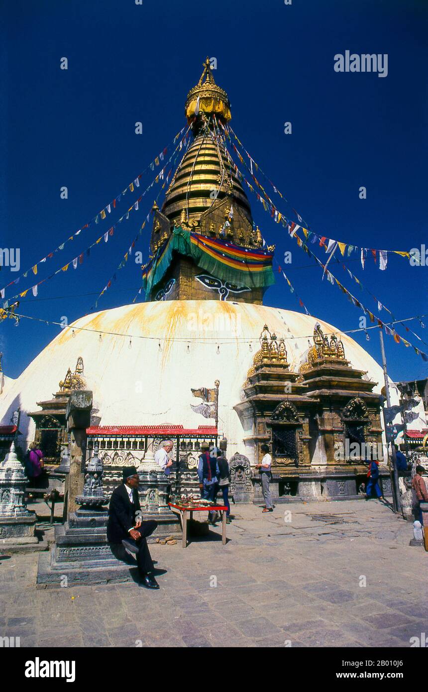 Nepal: Swayambhunath (Monkey Temple), Kathmandu Valley. Das Datum des Baus der Svayambhunath Stupa, seine Ursprünge in Mythos durchdrungen, ist unbekannt. Nach den Inschriften auf einer alten und beschädigten Steintafel in Svayambhunath, König Vrishadeva (ca. 400 u.Z.) war der erste, der an diesem Ort eine Kultstätte errichtet hat. Sein Enkel, König Manadeva I. (ca. 464-505) einige Ergänzungen vorgenommen haben. Die muslimische Invasion von 1349 machte all die fromme Bauarbeit zunichtes, die marodierenden muslimischen Krieger, die jedes Kafir (Ungläubige) Heiligtum demontieren, dem sie begegnet sind. Stockfoto