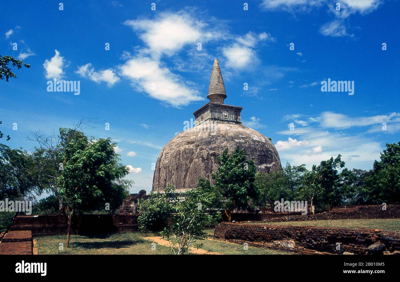 Sri Lanka: Kiri Vehera, Polonnaruwa. Kiri Vehera wurde im 12th. Jahrhundert von Königin Subhadra, der Frau von König Parakramabahu, erbaut. Polonnaruwa, das zweitälteste Königreich Sri Lankas, wurde erstmals von König Vijayabahu I. zur Hauptstadt erklärt, der die Chola-Invasoren 1070 u.Z. besiegte, um das Land unter einem nationalen Führer wieder zu vereinen. Stockfoto