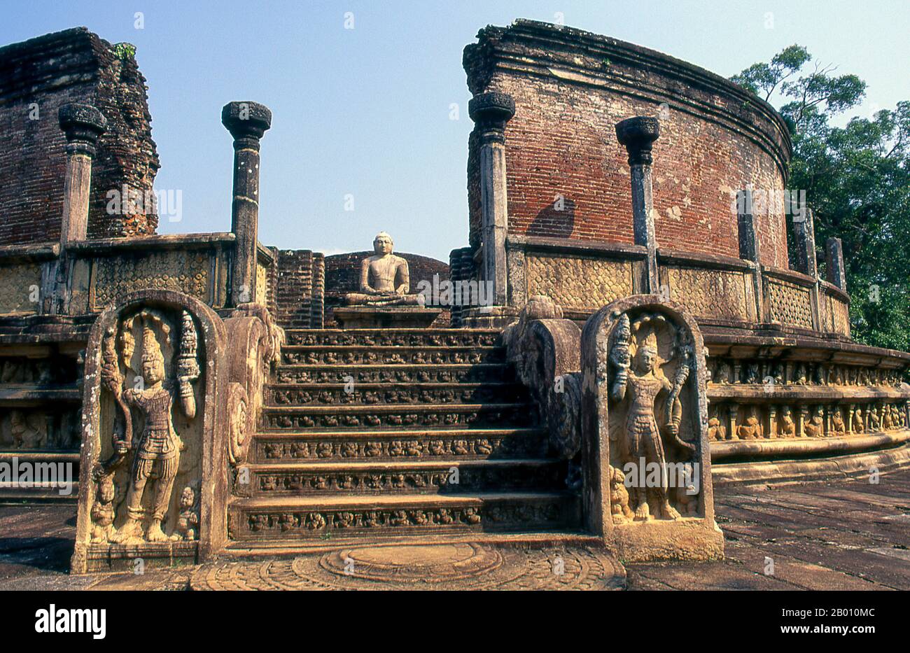 Sri Lanka: Wachstein vor dem Vatadage (kreisförmiges Reliquie-Haus), Polonnaruwa. Vatadage ist eine Art buddhistischer Struktur, die in Sri Lanka gefunden wird. Es ist auch bekannt als ein Dage, Thupagara und cetiyagara. Vatadages wurden um kleine Stupas zu ihrem Schutz gebaut, die oft eine Reliquie bewahrten oder auf geheiligten Boden gebaut wurden. Polonnaruwa, das zweitälteste Königreich Sri Lankas, wurde erstmals von König Vijayabahu I. zur Hauptstadt erklärt, der die Chola-Invasoren 1070 u.Z. besiegte, um das Land unter einem nationalen Führer wieder zu vereinen. Stockfoto