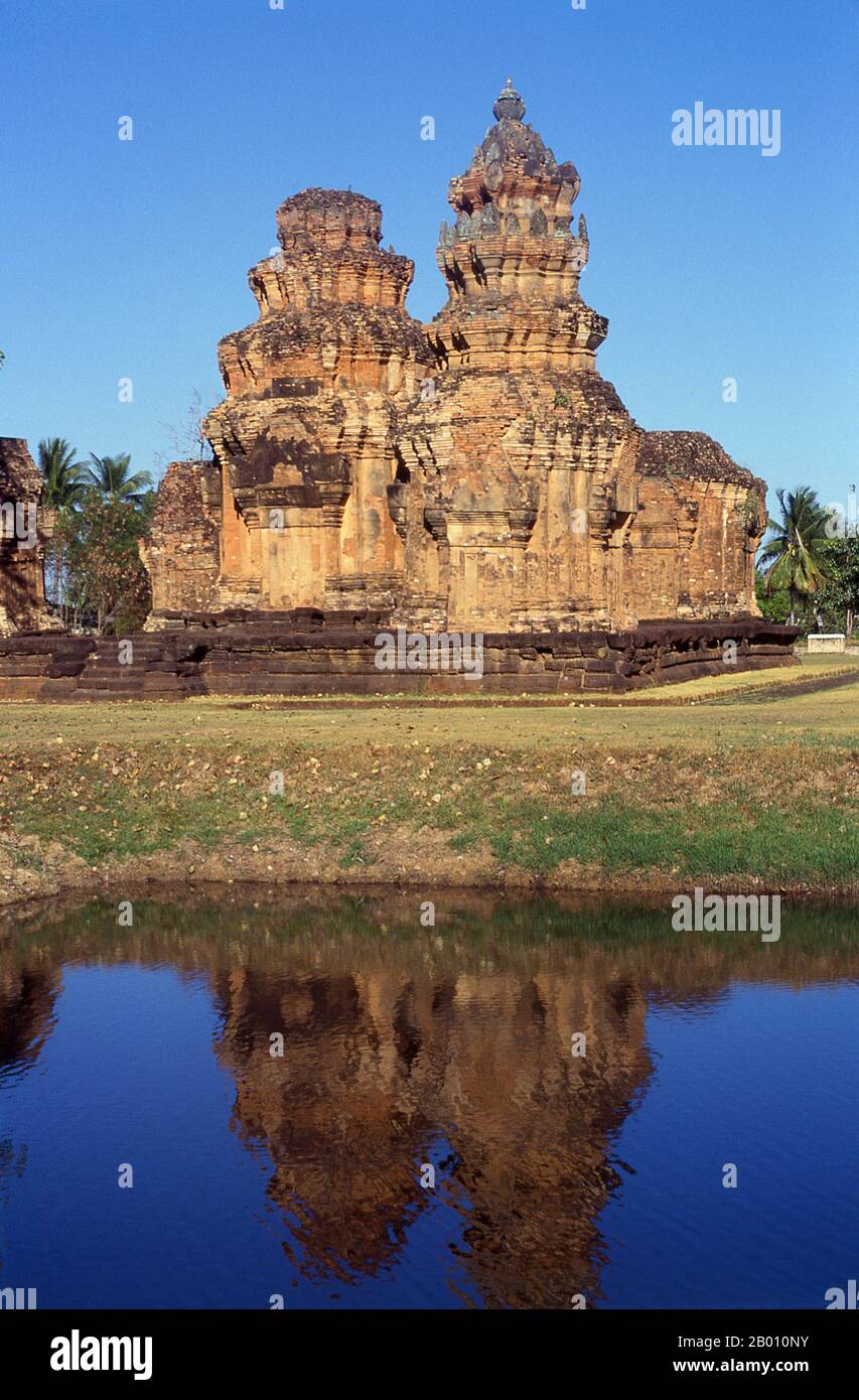 Thailand: Die Ziegelstangen von Prasat Sikhoraphum, Surin Provinz, Nordostthailand. Prasat Sikhoraphum ist ein Khmer Hindu-Tempel, der im 12th. Jahrhundert von König Suryavarman II. (R. 1113 - 1150). Prasat Sikhoraphum stammt aus dem frühen 12th. Jahrhundert und wurde wunderschön restauriert. Es besteht aus fünf Ziegelstangen auf einer quadratischen Lateritplattform, die von mit Lilie gefüllten Teichen umgeben ist. Der Türsturz und die Säulen des zentralen Prangs sind wunderschön mit himmlisch tanzenden Mädchen oder apsara und anderen Szenen aus der hinduistischen Mythologie geschnitzt. Stockfoto