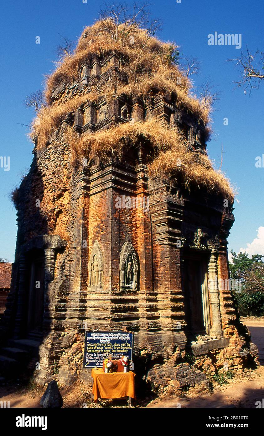 Kambodscha: Hauptheiligtum Turm, Lolei Tempel, Roluos Komplex, Angkor. Lolei ist der nördlichste Tempel der Roluos-Gruppe von drei Hindu-Tempeln des späten 9th. Jahrhunderts in Angkor. Lolei wurde als Teil der Stadt Hariharalaya erbaut, die einst in Roluos blühte, und im Jahr 893 widmete der Khmer König Yasovarman I es Shiva und Mitgliedern der königlichen Familie. Einst ein Inseltempel, befand sich Lolei auf einer Insel etwas nördlich des Zentrums in der nun trockenen Baraya Indrataka, deren Bau unter Yasovarmans Vater und Vorgänger Indravarman I. fast abgeschlossen war Stockfoto