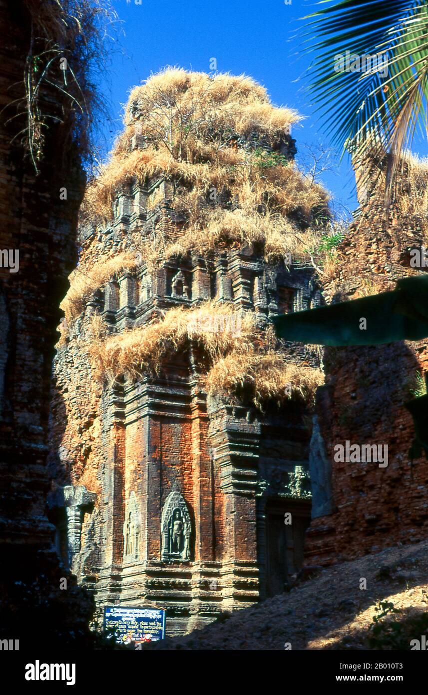 Kambodscha: Hauptheiligtum Turm, Lolei Tempel, Roluos Komplex, Angkor. Lolei ist der nördlichste Tempel der Roluos-Gruppe von drei Hindu-Tempeln des späten 9th. Jahrhunderts in Angkor. Lolei wurde als Teil der Stadt Hariharalaya erbaut, die einst in Roluos blühte, und im Jahr 893 widmete der Khmer König Yasovarman I es Shiva und Mitgliedern der königlichen Familie. Einst ein Inseltempel, befand sich Lolei auf einer Insel etwas nördlich des Zentrums in der nun trockenen Baraya Indrataka, deren Bau unter Yasovarmans Vater und Vorgänger Indravarman I. fast abgeschlossen war Stockfoto