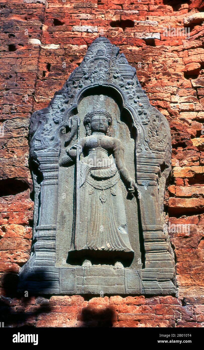 Kambodscha: Devata, Lolei Tempel, Roluos Komplex, Angkor. Lolei ist der nördlichste Tempel der Roluos-Gruppe von drei Hindu-Tempeln des späten 9th. Jahrhunderts in Angkor. Lolei wurde als Teil der Stadt Hariharalaya erbaut, die einst in Roluos blühte, und im Jahr 893 widmete der Khmer König Yasovarman I es Shiva und Mitgliedern der königlichen Familie. Einst ein Inseltempel, befand sich Lolei auf einer Insel etwas nördlich des Zentrums in der nun trockenen Baraya Indrataka, deren Bau unter Yasovarmans Vater und Vorgänger Indravarman I. fast abgeschlossen war Stockfoto