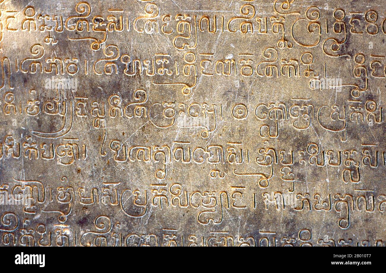 Kambodscha: Khmer-Schrift im Hauptheiligtum, Lolei-Tempel, Roluos-Komplex, Angkor. Lolei ist der nördlichste Tempel der Roluos-Gruppe von drei Hindu-Tempeln des späten 9th. Jahrhunderts in Angkor. Lolei wurde als Teil der Stadt Hariharalaya erbaut, die einst in Roluos blühte, und im Jahr 893 widmete der Khmer König Yasovarman I es Shiva und Mitgliedern der königlichen Familie. Einst ein Inseltempel, befand sich Lolei auf einer Insel etwas nördlich des Zentrums in der nun trockenen Baraya Indrataka, deren Bau unter Yasovarmans Vater und Vorgänger Indravarman I. fast abgeschlossen war Stockfoto