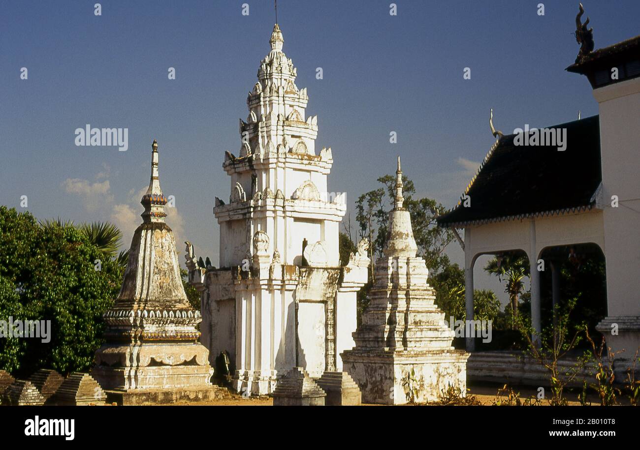 Kambodscha: Ein neuerer Chedi im Lolei Tempel, Roluos Komplex, Angkor. Lolei ist der nördlichste Tempel der Roluos-Gruppe von drei Hindu-Tempeln des späten 9th. Jahrhunderts in Angkor. Lolei wurde als Teil der Stadt Hariharalaya erbaut, die einst in Roluos blühte, und im Jahr 893 widmete der Khmer König Yasovarman I es Shiva und Mitgliedern der königlichen Familie. Einst ein Inseltempel, befand sich Lolei auf einer Insel etwas nördlich des Zentrums in der nun trockenen Baraya Indrataka, deren Bau unter Yasovarmans Vater und Vorgänger Indravarman I. fast abgeschlossen war Stockfoto