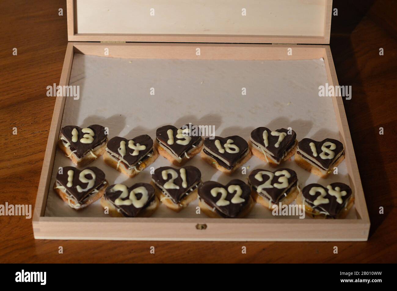 Süße Herzen Adventskalender mit 24 Schokoladen-Marzipan-Herzen für meine Liebste - zwölf Tage bis Heiligabend: Der 13. Dezember Stockfoto