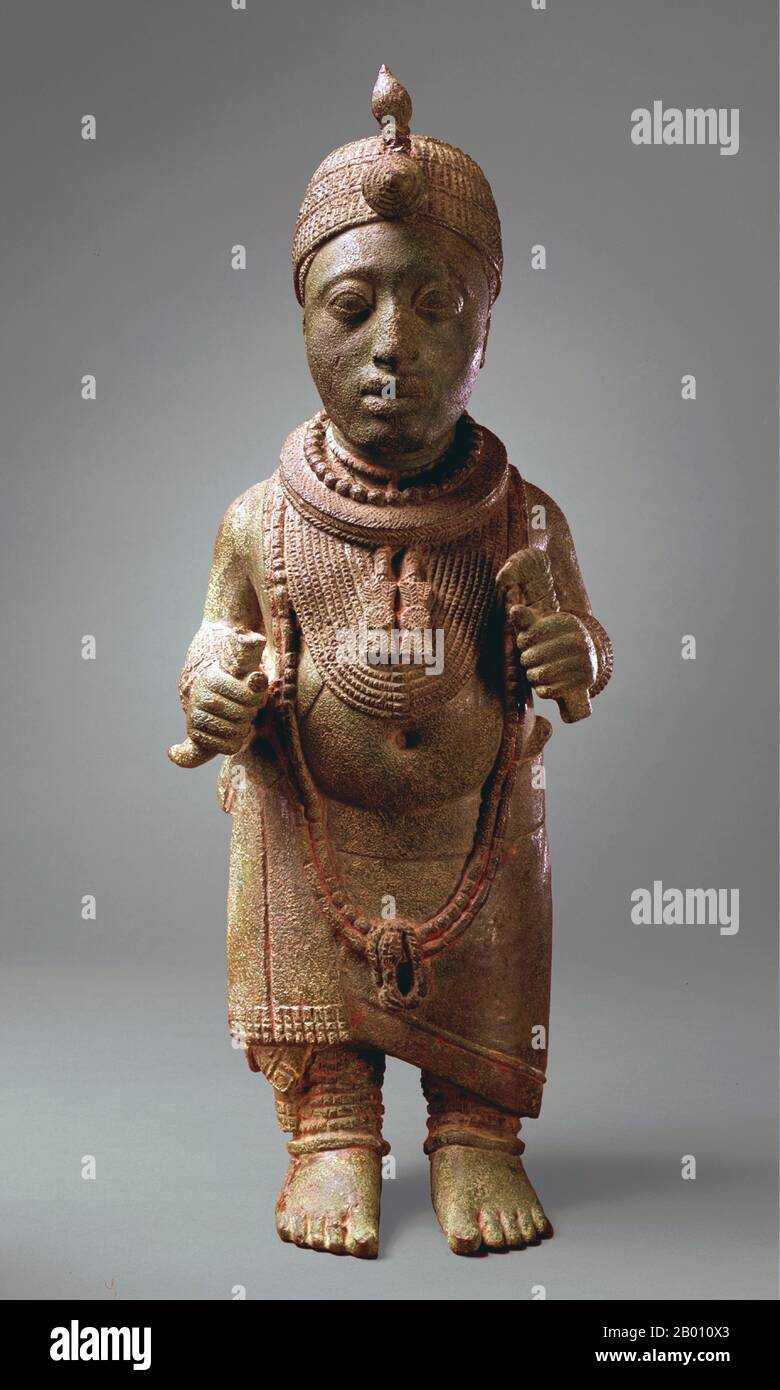 Nigeria: Messing- und Zinkfigur eines Yoruba-Königs, Königreich Ife, 11th-12th Jahrhundert. Zwischen 700 und 900 n.Chr. begann sich Ife als ein bedeutendes künstlerisches Zentrum zu entwickeln.die Stadt war zwischen dem 9th. Und 12th. Jahrhundert eine Siedlung von beträchtlicher Größe, mit Häusern mit kerzenbepflasterten Gehwegen. Ilé-Ifè ist weltweit bekannt für seine antiken und naturalistischen Bronze-, Stein- und Terrakotta-Skulpturen, die zwischen 1200 und 1400 n. Chr. ihren Höhepunkt in der künstlerischen Ausdrucksweise erreichten.nach dieser Zeit ging die Produktion zurück, da sich die politische und wirtschaftliche Macht in das nahe gelegene Königreich Benin verlagert hatte. Stockfoto