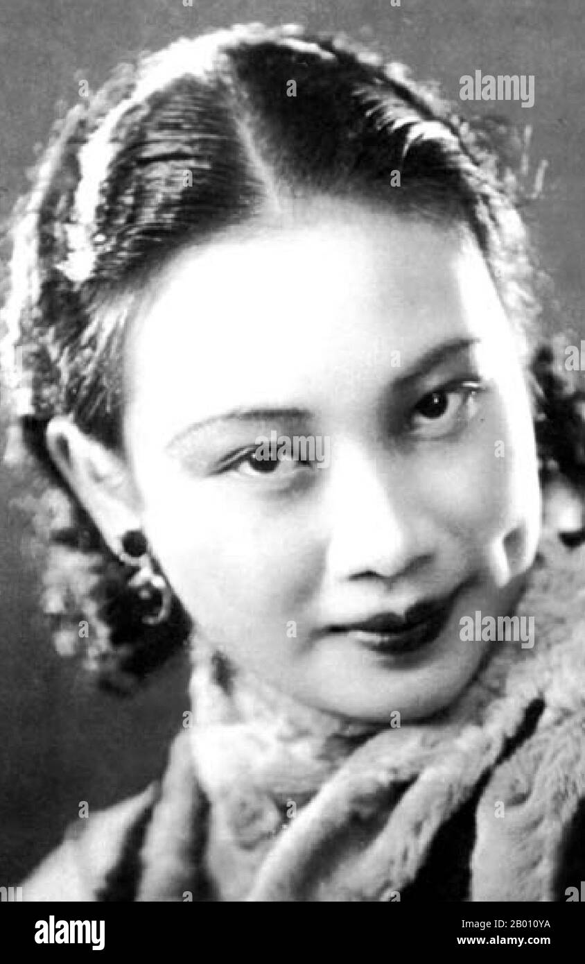 China: Shanghai Schauspielerin Hu die, auch bekannt als 'Butterfly Hu' (1907-1989), 1930s. HU die (1907-1989) hatte von Ende 1920s bis 1960s eine Karriere als Filmschauspielerin. Sie hatte ihre brillanteste Periode in den 1930s und 1940s. Anfang 1930s spielte sie die Hauptrolle in Chinas erstem Tonfilm "The Singsong Girl", in dem sie eine gutherzige, aber etwas ignorante Frau porträtiert, die die Misshandlung und Unterdrückung ihres Mannes ohne den geringsten Widerstand aushält. Stockfoto