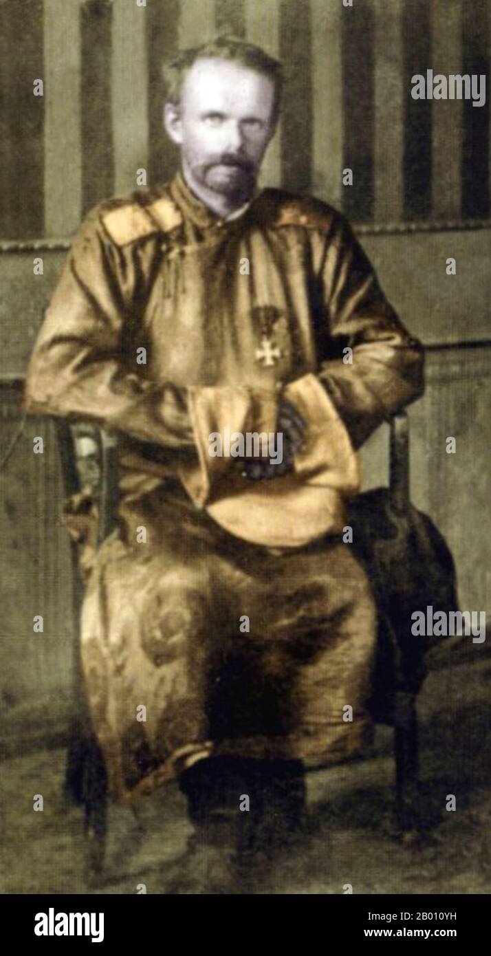 Mongolei: Baron Roman Nikolai Maximilian von ungern-Sternberg (1885–1921), 1921. Baron Roman Nikolai Maximilian von ungern-Sternberg (29. Dezember 1885 – 15. September 1921) war ein baltisch-schwedisch-russischer Jassaul (Kosakenhauptmann), ein russischer Held des Ersten Weltkriegs und Generalleutnant zur Zeit des Bürgerkrieges in Russland und der Mongolei, der die Mongolei von der chinesischen Herrschaft im Februar - März 1921 "befreite". Im Juni marschierte er in Südsibirien ein und versuchte, eine antikommunistische Rebellion anzurichten, wurde aber im August 1921 von der Roten Armee besiegt. Stockfoto