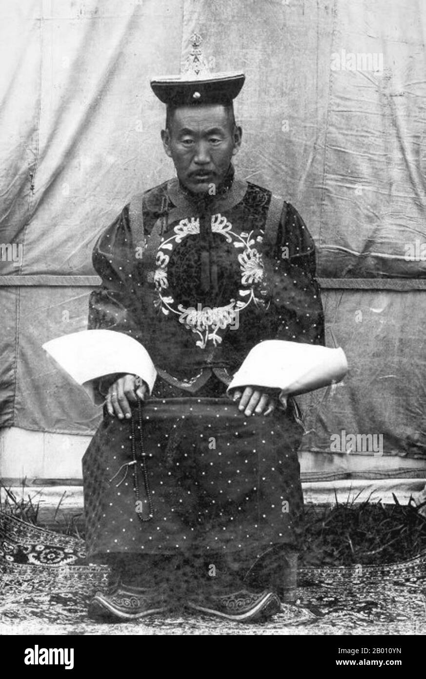 Mongolei: Jalkhanz Khutagt Sodnomyn Damdinbazar (1874–1923) war eine hohe lamaistische Inkarnation im Nordwesten der Mongolei und spielte eine wichtige Rolle in der Unabhängigkeitsbewegung des Landes. Er diente zweimal als Premierminister, 1921 in der Marionettenregierung von Baron Ungern und 1922/23 unter der MPRP. Damdinbazar wurde 1874 am Oigon Nuur See im Bezirk Nömrög des heutigen Zavkhan Aimag geboren. Sein Vater Tserensodnom und seine Mutter Sonom waren Mittelklasse-Hirten. 1877 wurde er als Jalkhanz Khutagt in Jalkhanzyn Khüree, im heutigen Bürentogtokh Sum in Khövsgöl Aimag, eingeweiht. Stockfoto
