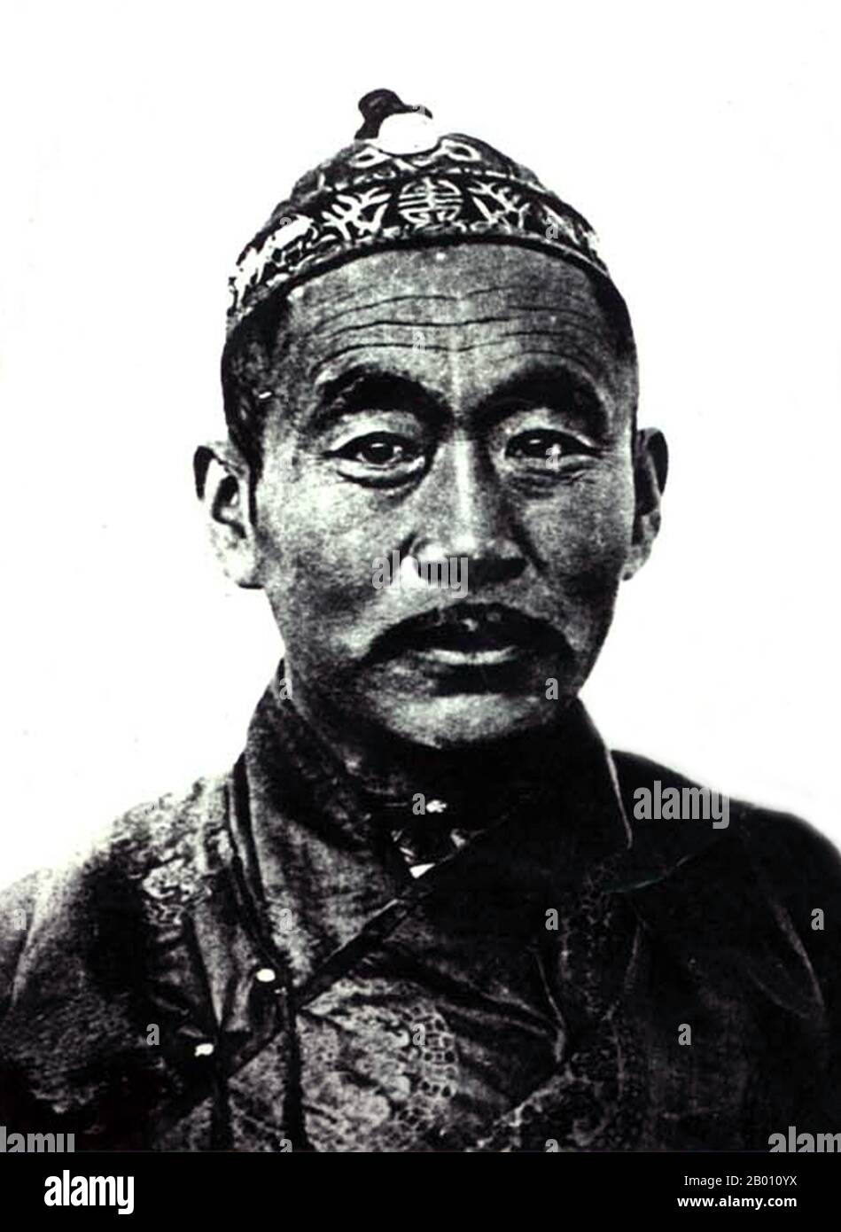 Mongolei: Jalkhanz Khutagt Sodnomyn Damdinbazar (1874–1923) war eine hohe lamaistische Inkarnation im Nordwesten der Mongolei und spielte eine wichtige Rolle in der Unabhängigkeitsbewegung des Landes. Der Jalkhanz Khutagt Sodnomyn Damdinbazar (1874–1923) war eine hochlamaistische Inkarnation im Nordwesten der Mongolei und spielte eine wichtige Rolle in der Unabhängigkeitsbewegung des Landes. Er diente zweimal als Premierminister: 1921 in der Marionettenregierung von Baron Ungern und 1922/23 unter der MPRP. Damdinbazar wurde 1874 am Oigon Nuur See im Bezirk Nömrög des heutigen Zavkhan Aimag geboren. Stockfoto