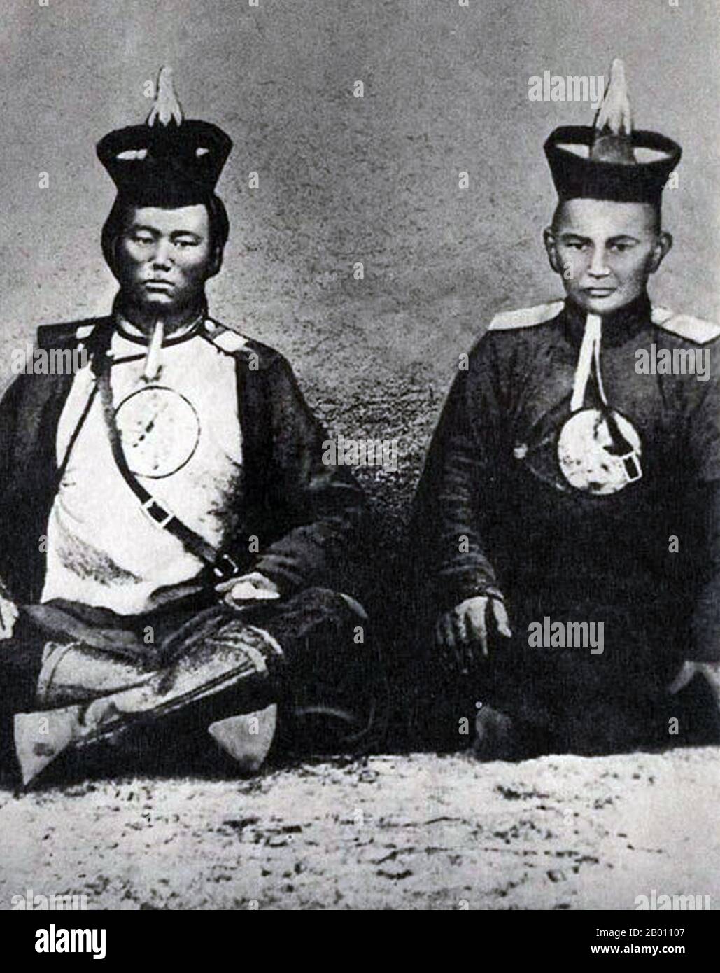 Mongolei: Damdin Sukhbaatar (links, 1893-1923) während seines Diensts in der Armee des mongolischen Bogd Khan. Urga (Ulan Batyaar) 1916. Damdin Sukhbaatar (2. Februar 1893 - 20. Februar 1923) war ein mongolischer Militärführer in der Revolution von 1921. Er gilt als einer der wichtigsten Persönlichkeiten im Unabhängigkeitskampf der Mongolei. Stockfoto