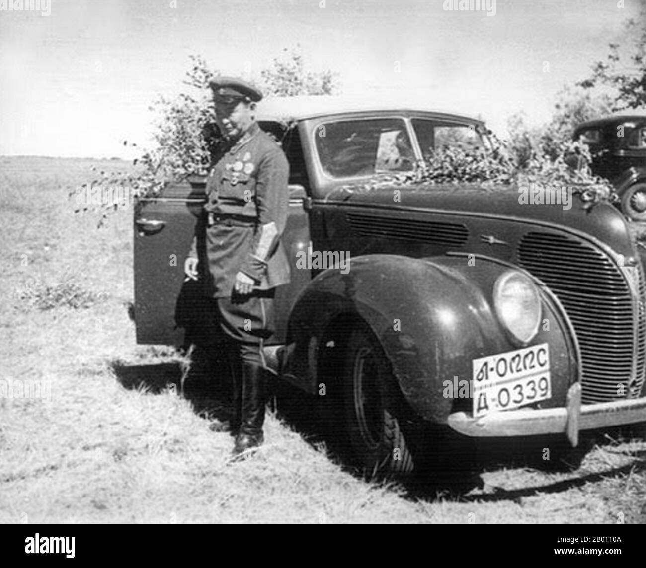 Mongolei: Khorloogiin Choibalsan (1895-1952) kommunistischer Führer der Mongolischen Volksrepublik, c. 1929-1952. Choibalsan war ursprünglich als lamaistischer Mönch ausgebildet worden. Er nahm Kontakt mit russischen Revolutionären auf, als er nach Sibirien reiste. 1919 gründete er seine erste revolutionäre Organisation und schloss sich 1921 mit Damdin Sukhbaatar der mongolischen Volkspartei an. Nachdem die mongolischen und sowjetischen Streitkräfte der Roten Armee 1921 in Urga eintraten und eine pro-sowjetische Regierung gründeten, wurde Choibalsan stellvertretender Kriegsminister und würde kommen, um die Führung seines Landes zu dominieren und Rivalen zu säubern Stockfoto
