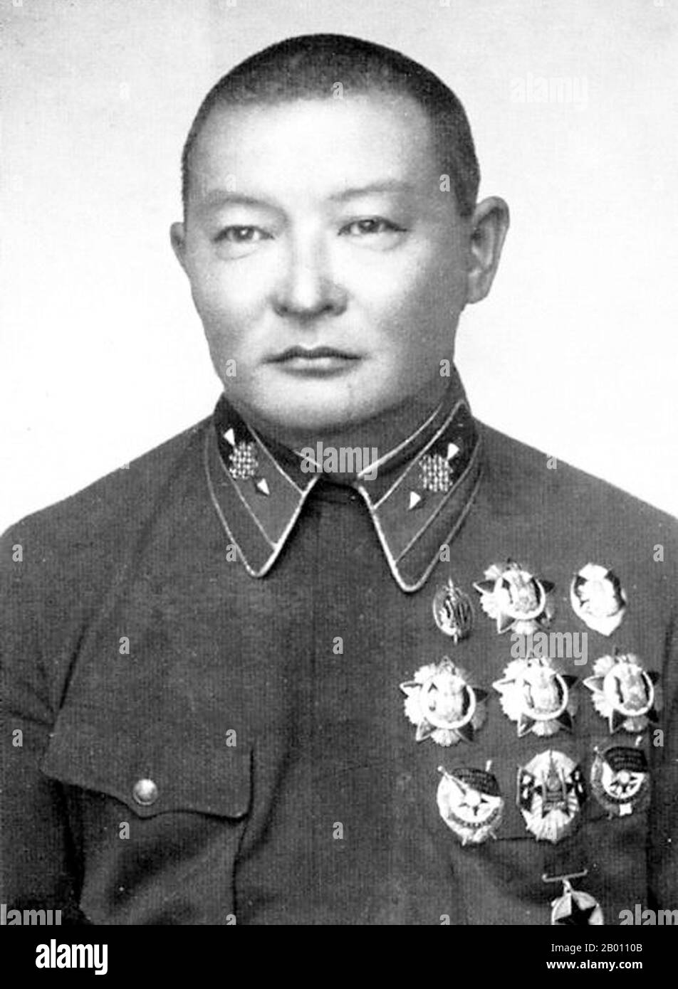 Mongolei: Khorloogiin Choibalsan (1895-1952) kommunistischer Führer der Mongolischen Volksrepublik (c,1929-1952), c. 1920s. Choibalsan war ursprünglich als lamaistischer Mönch ausgebildet worden. Er nahm Kontakt mit russischen Revolutionären auf, als er nach Sibirien reiste. 1919 gründete er seine erste revolutionäre Organisation und schloss sich 1921 mit Damdin Sukhbaatar der mongolischen Volkspartei an. Nachdem die mongolischen und sowjetischen Truppen 1921 in Urga eintraten und eine prosowjetische Regierung gründeten, wurde Choibalsan stellvertretender Kriegsminister und dominierte die Führung seines Landes und säuberte seine Rivalen. Stockfoto