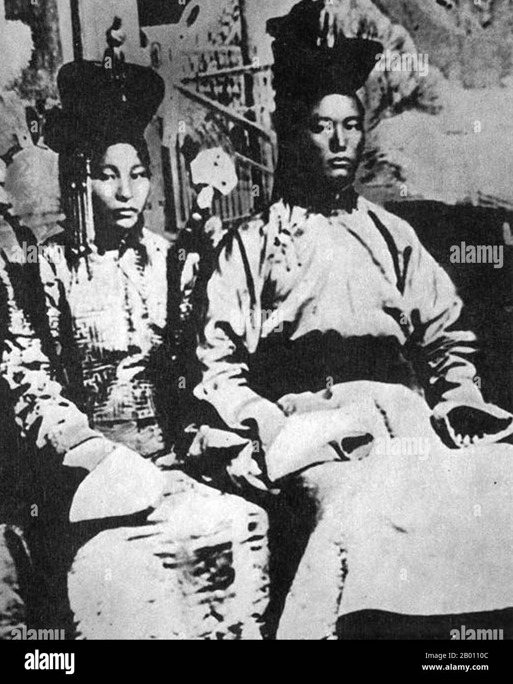 Mongolei: Damdin Sukhbaatar (1893-1923) Militärführer, nationalistisch und revolutionär, mit seiner Frau Sukhbaataryn Yanjmaa, in Urga (Ulan Bataar), 1919. Damdin Sukhbaatar (2. Februar 1893 - 20. Februar 1923) war ein mongolischer Militärführer in der Revolution von 1921. Er gilt als einer der wichtigsten Persönlichkeiten im Unabhängigkeitskampf der Mongolei. Sukhbaataryn Yanjmaa (1893-1963) war von 1940 bis 1954 Mitglied des Politbüros der Mongolischen Volkspartei und von 1941 bis 1947 Sekretär des Zentralkomitees der Partei. Stockfoto