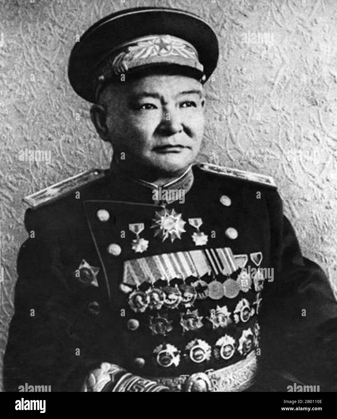 Mongolei: Khorloogiin Choibalsan (1895-1952) kommunistischer Führer der Mongolischen Volksrepublik, c,1930s. Choibalsan war ursprünglich als lamaistischer Mönch ausgebildet worden. Er nahm Kontakt mit russischen Revolutionären auf, als er nach Sibirien reiste. 1919 gründete er seine erste revolutionäre Organisation und schloss sich 1921 mit Damdin Sukhbaatar der mongolischen Volkspartei an. Nachdem die Streitkräfte der mongolischen und sowjetischen Roten Armee 1921 in Urga einmarschierten und eine prosowjetische Regierung gründeten, wurde Choibalsan stellvertretender Kriegsminister und kam, um die Führung seines Landes zu dominieren und seine Rivalen zu säubern. Stockfoto