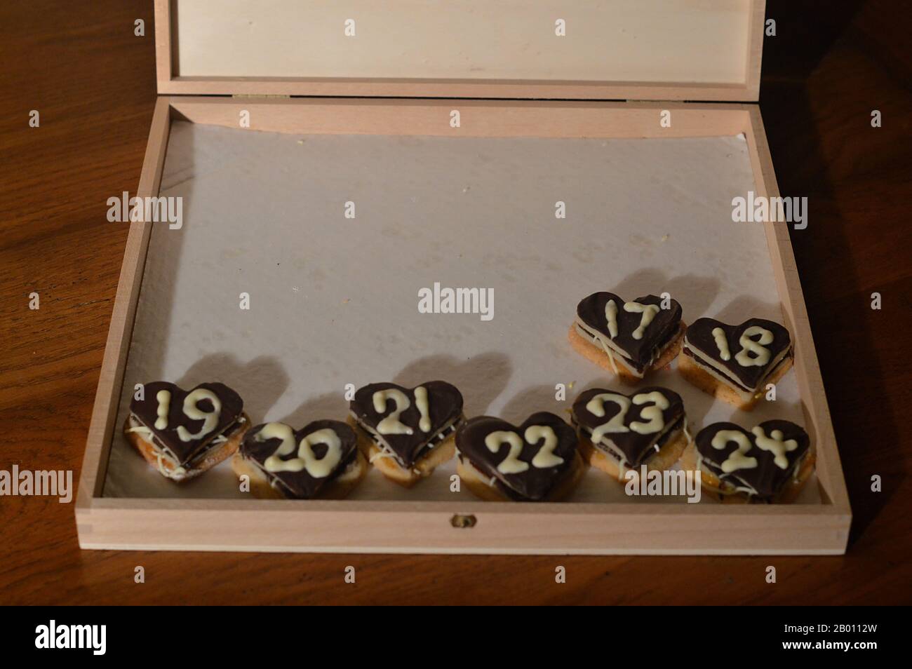 Süße Herzen Adventskalender mit 24 Schokoladen-Marzipan-Herzen für meine Liebste - acht Tage bis Heiligabend: Der 17. Dezember Stockfoto