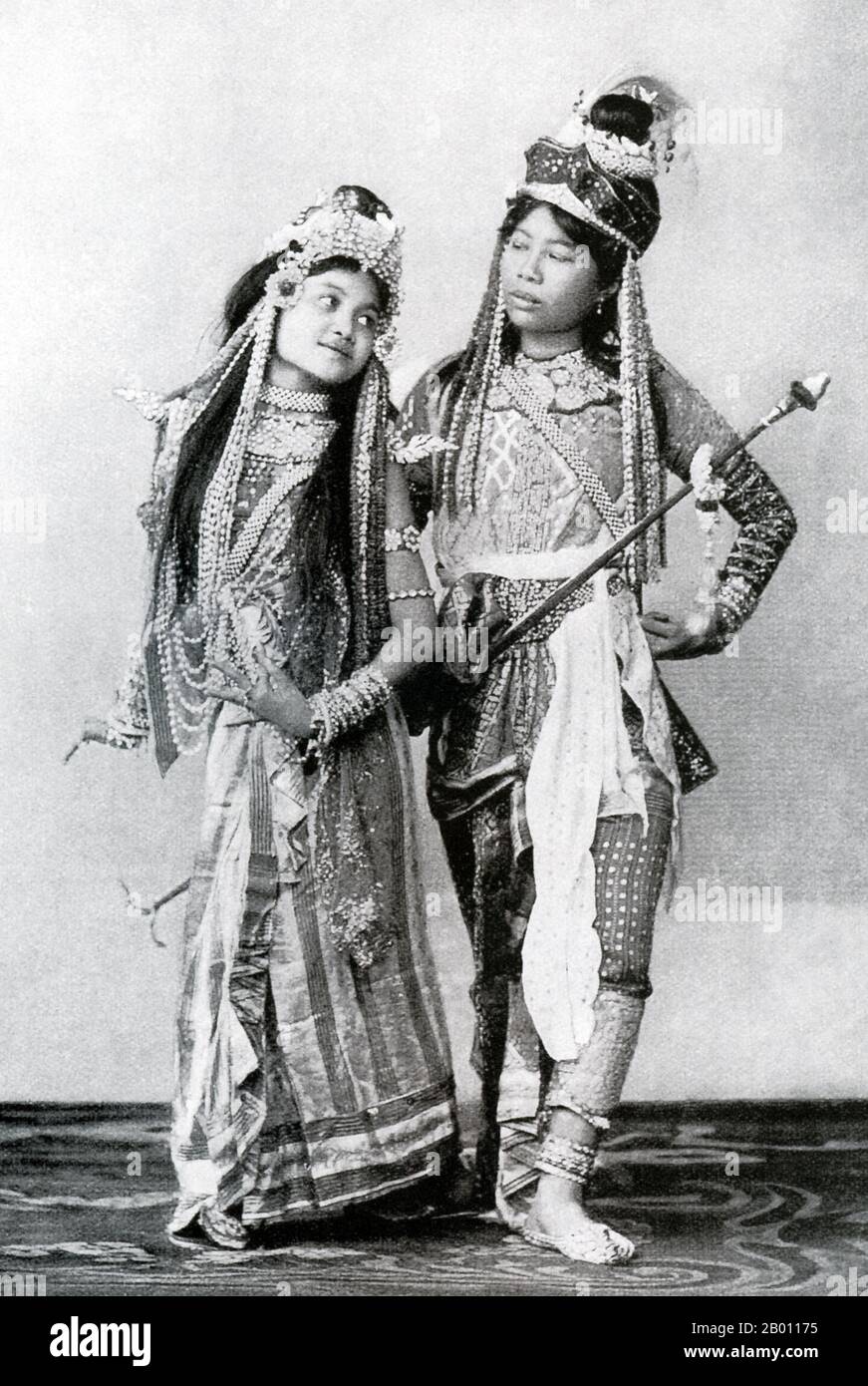 Thailand: Junge Schauspieler aus einem Bühnentheater in Siam, c. 1900. Die Siamesen waren an der Wende des 20. Jahrhunderts begeisterte Theaterbesucher. MIME, Tanz, Theaterstücke und Schattenpuppen waren alle sehr beliebt. Viele der Bühnenstücke waren Tänzerinnen, meist Frauen, die sich in Schmuck schmückten und die Bewegungen zeigten, die Schönheit und Flexibilität darstellten, vor allem beim Biegen der Finger nach hinten. Die gängigsten Stücke wurden ‘khon’ genannt, in denen im Wesentlichen Szenen aus dem ‘Ramakien’, der thailändischen Version des Hindu-Epos ‘The Ramayana’, zu sehen sind. Stockfoto