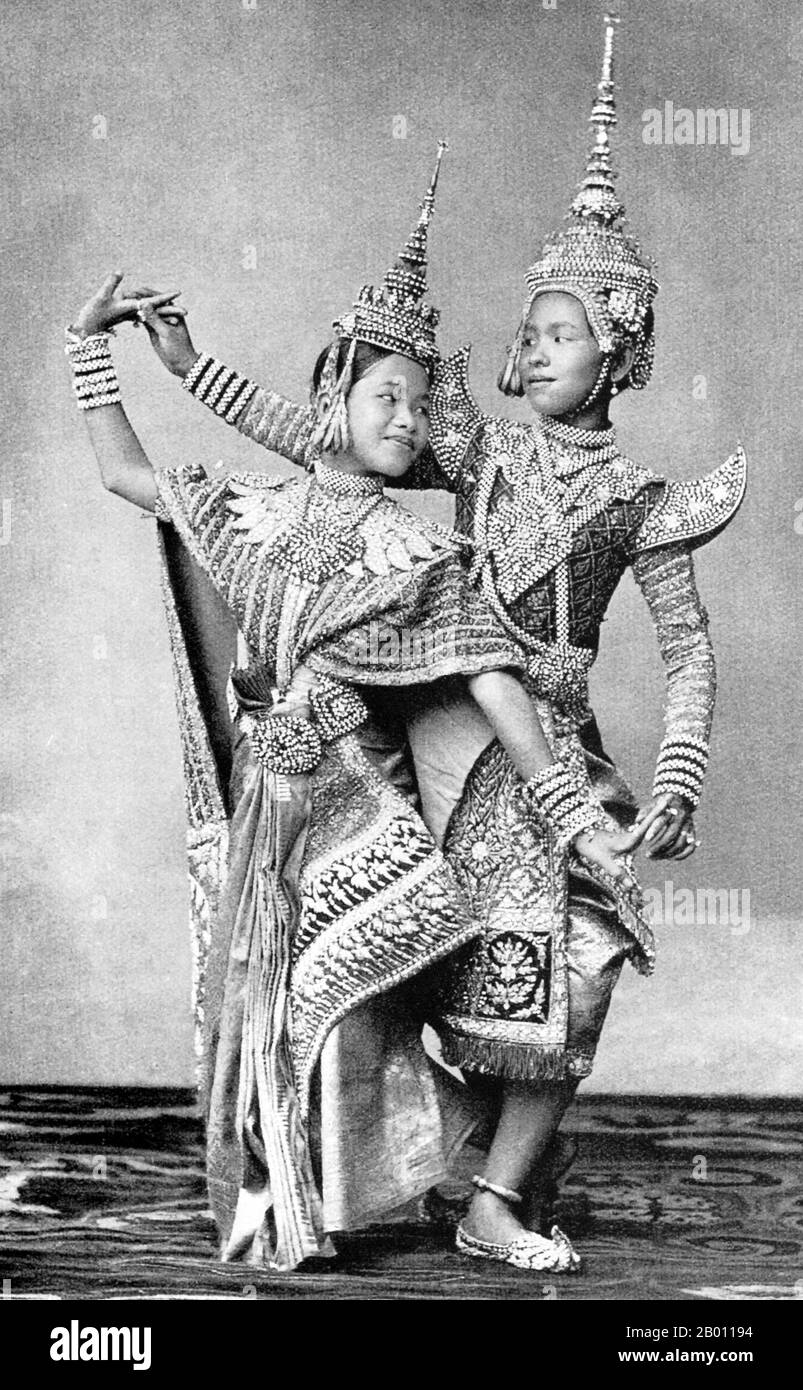 Thailand: Junge Tänzer in einem siamesischen Theater, c. 1900. Die Siamesen waren an der Wende des 20. Jahrhunderts begeisterte Theaterbesucher und Pantomime, Tanz, Theaterstücke und Schattenpuppen waren alle sehr beliebt. Viele der Bühnenstücke waren Tänzerinnen, meist Frauen, die sich in Schmuck schmückten und die Bewegungen zeigten, die Schönheit und Flexibilität darstellten, vor allem beim Biegen der Finger nach hinten. Die gängigsten Stücke wurden ‘khon’ genannt, in denen im Wesentlichen Szenen aus dem ‘Ramakien’, der thailändischen Version des Hindu-Epos ‘The Ramayana’, zu sehen sind. Stockfoto
