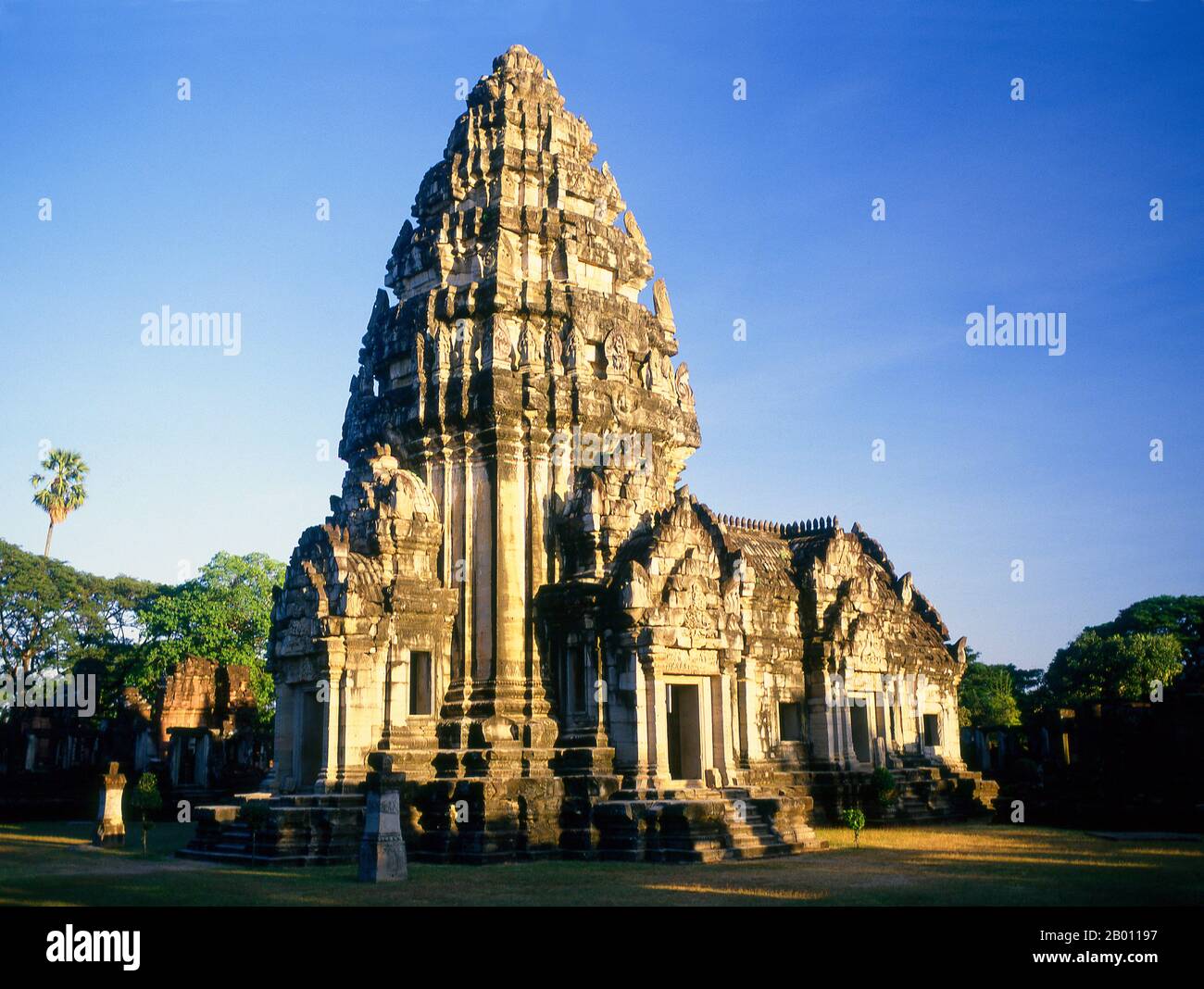 Thailand: Zentralheiligtum, Prasat hin Phimai, Phimai Historical Park, Nakhon Ratchasima Provinz. Phimai stammt aus dem 11. Und 12. Jahrhundert und war ein wichtiger buddhistischer Tempel und eine Stadt im Khmer-Reich. Der Komplex in Phimai stammt ursprünglich aus der Regierungszeit von Surayavarman II (r. 1113 - 1150), während der ersten Hälfte des 12. Jahrhunderts u.Z. Der Tempel wurde aus weißem, feinkörnigem Sandstein gebaut, im gleichen Stil wie Angkor Wat. Ebenso wie Angkor wurde auch Phimai zunächst dem Vishnu-Kult gewidmet. Der zentrale Turm des Heiligtums stammt aus dieser frühen Periode. Stockfoto