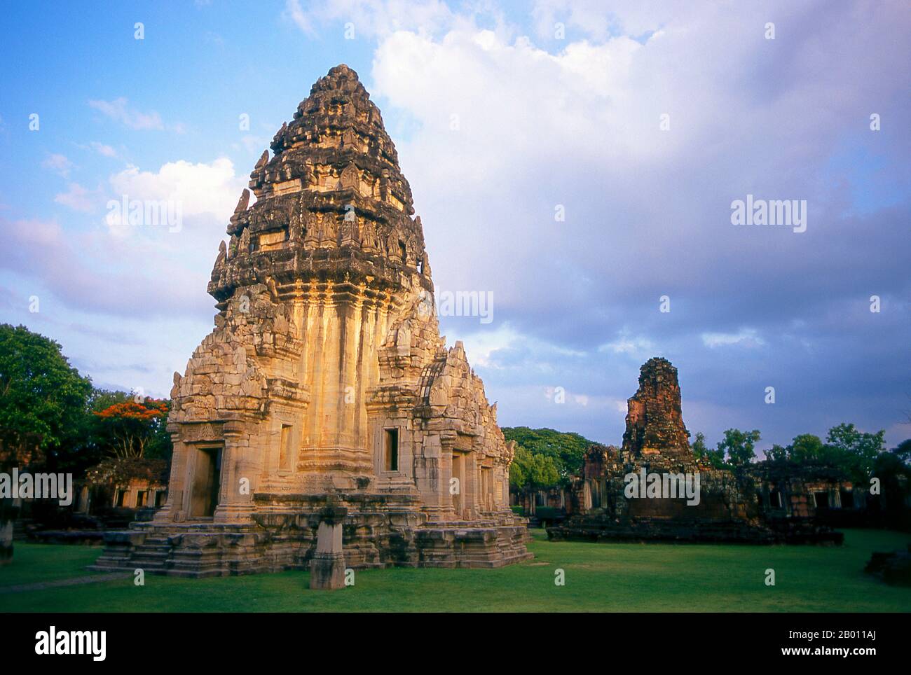 Thailand: Zentralheiligtum, Prasat hin Phimai, Phimai Historical Park, Nakhon Ratchasima Provinz. Phimai stammt aus dem 11. Und 12. Jahrhundert und war ein wichtiger buddhistischer Tempel und eine Stadt im Khmer-Reich. Der Komplex in Phimai stammt ursprünglich aus der Regierungszeit von Surayavarman II (r. 1113 - 1150), während der ersten Hälfte des 12. Jahrhunderts u.Z. Der Tempel wurde aus weißem, feinkörnigem Sandstein gebaut, im gleichen Stil wie Angkor Wat. Ebenso wie Angkor wurde auch Phimai zunächst dem Vishnu-Kult gewidmet. Der zentrale Turm des Heiligtums stammt aus dieser frühen Periode. Stockfoto