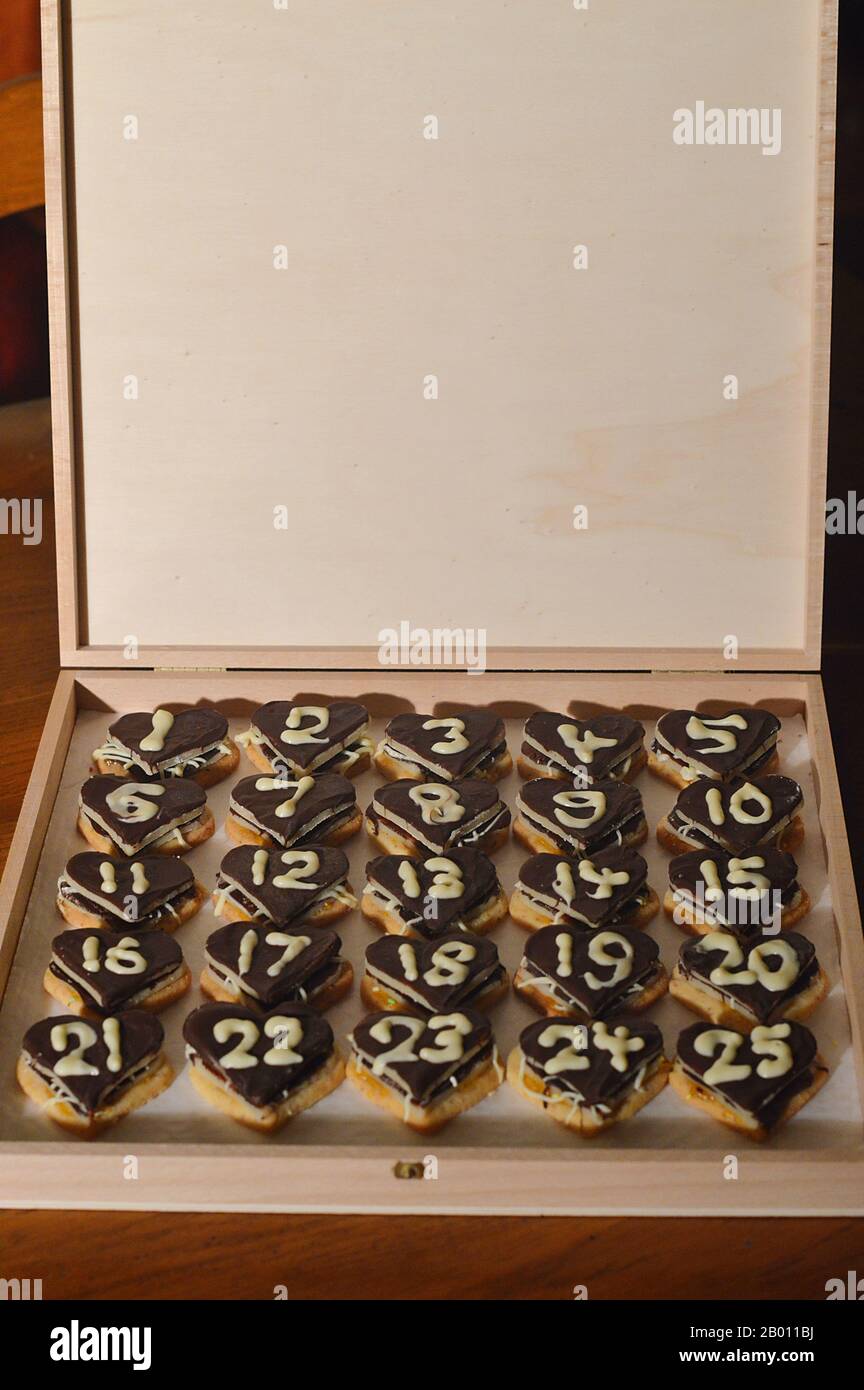 Süße Herzen Adventskalender mit 24 Schokoladen-Marzipan-Herzen für meinen Schatz Stockfoto