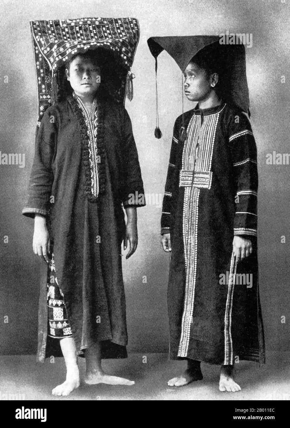 Thailand: Eine Yao Mien Frau (links) und eine Lahu Frau (rechts), beide aus Nordthailand in traditioneller Kleidung. Foto von Ernst Haeckel (1834-1919), c. 1900. Die Yao-Nationalität (ihre große Mehrheit ist auch als Mien bekannt; Pinyin: Yáo zú; Vietnamesisch: người Dao) ist eine Regierungsklassifizierung für verschiedene Minderheiten in China. Sie bilden eine der 55 ethnischen Minderheiten, die offiziell von der Volksrepublik China anerkannt sind und sich auf dem bergigen Gelände des Südwestens und Südens befinden. Stockfoto