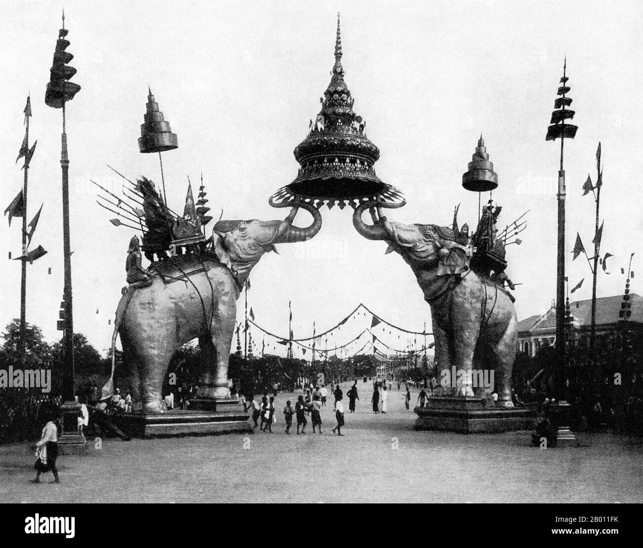 Thailand: Ein Ehrenbogen in Bangkok wurde errichtet, um König Chulalongkorn bei seiner Rückkehr aus Europa im Jahr 1907 willkommen zu heißen. König Chulalongkorn, Rama V (1853–1910), war der fünfte Monarch von Siam unter dem Haus Chakri. Er trat 1868 im Alter von 15 Jahren nach dem Tod seines Vaters, König Mongkut, Rama IV., auf den Thron König Chulalongkorn gilt als einer der größten Könige von Siam. Seine Regierungszeit war geprägt von der Modernisierung des Landes, einschließlich großer Regierungs- und Sozialreformen. Ihm wird auch die Rettung Siams vor der Kolonisierung zugeschrieben. Stockfoto