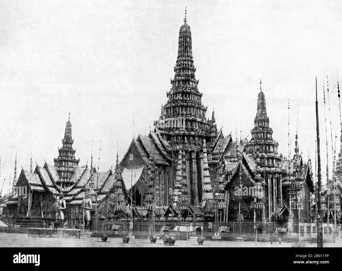 Thailand: Der Tempel und die Pavillons, die für die Feuerbestattungszeremonie von König Mongkut (Rama IV) in Bangkok im Jahr 1868 errichtet wurden. Vor dem Großen Palast im Zentrum von Bangkok gelegen, wurde dieser 60 m lange Tempel für die Einäscherung von König Mongkut (r. 1851 – 68), die nach einer Reise in die Provinz Prachuap Khiri Khan an Malaria starb, um einer totalen Sonnenfinsternis zu Zeuge zu werden. Bekannt als Berg Meru, nach dem heiligen Berg in der hinduistischen und buddhistischen Kosmologie, um die Göttlichkeit des Königs zu symbolisieren, wurde der Tempel mit Gold und Spiegelglas geschmückt und von acht spirierten Chedisten umgeben, die die acht Punkte auf dem Kompass markieren. Stockfoto