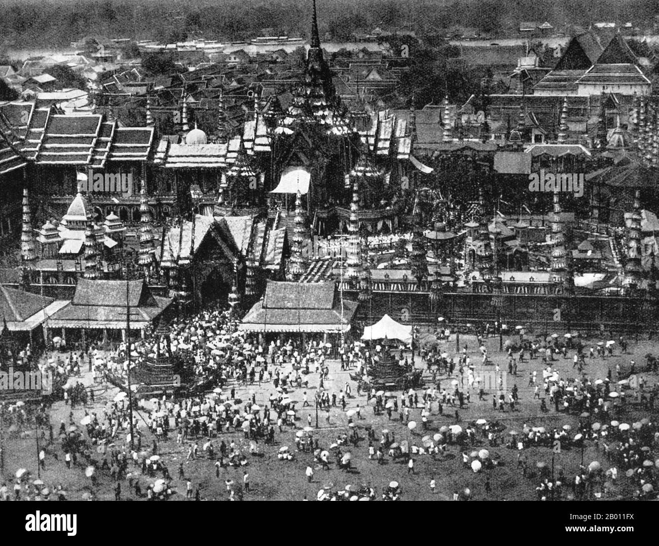 Thailand: Ein Blick auf den Tempel und die Pavillons, die für die Einäscherungszeremonie zweier Prinzen während der Regierungszeit von König Chulalongkorn (1868-1910) in Bangkok errichtet wurden. Vor dem Großen Palast im Zentrum von Bangkok gelegen, wurde dieser 60 m lange Tempel ursprünglich für die Einäscherung von König Mongkut (r. 1851 – 68), die nach einer Reise in die Provinz Prachuap Khiri Khan an Malaria starb, um einer totalen Sonnenfinsternis zu Zeuge zu werden. Bekannt als Berg Meru, nach dem heiligen Berg in der hinduistischen und buddhistischen Kosmologie, um die Göttlichkeit des Königs zu symbolisieren, wurde der Tempel mit Gold und Spiegelglas dekoriert. Stockfoto