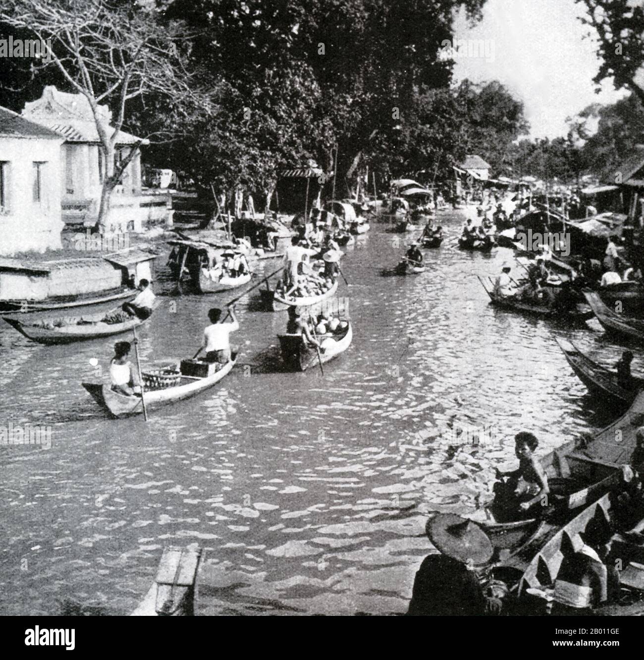 Thailand: Eine Kanalszene in Bangkok Noi, c.. 1900. Um die Wende des 20. Jahrhunderts waren die meisten Siamesen Reisbauern, die entlang der Wasserwege lebten und arbeiteten. Jeder Haushalt hatte ein Boot, von dem schätzungsweise 600,000 die Kanäle und Flüsse von Bangkok befuhren. Rudern wurde von der Rückseite des Bootes aus durchgeführt. Die meisten Häuser wurden aus Holz und Bambus gebaut und auf Stelzen mit einer Leiter zum Wasser gebaut. Stockfoto