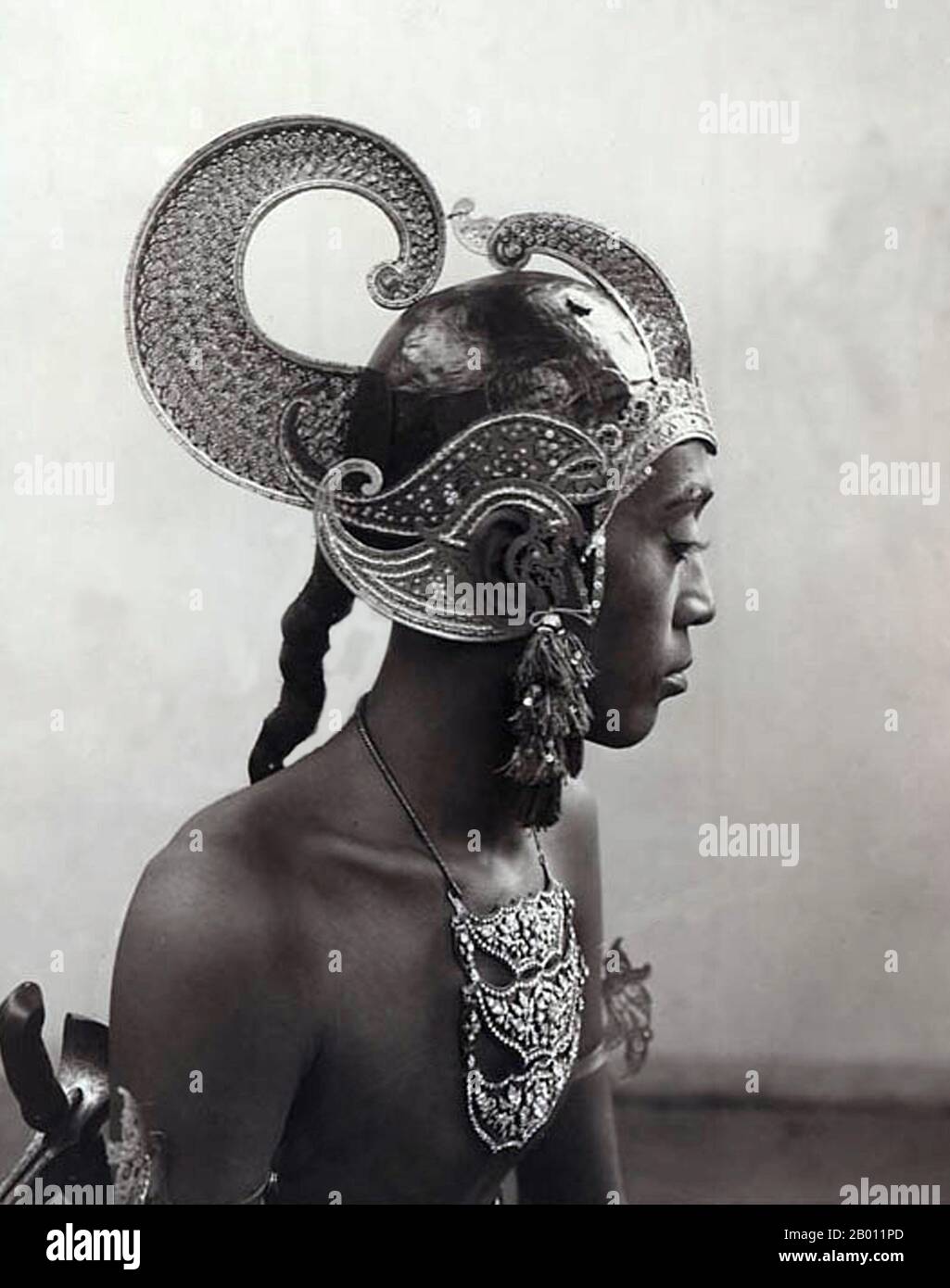 Indonesien: Javanesischer Mann in Jogjakarta Kraton Royal dance company, c. 1923. Der javanesische Tanz umfasst die von der javanesischen Kultur geschaffenen und beeinflussten Tänze und Kunstformen. Javanesischer Tanz wird in der Regel mit höfischer, raffinierter und anspruchsvoller Kultur der javanesischen Kratons, wie dem Bedhaya- und Srimpi-Tanz, in Verbindung gebracht. Im weiteren Sinne umfasst der javanesische Tanz jedoch auch die Tänze javanesischer Bürger und Dorfbewohner wie Ronggeng, Tayub, Reog und Kuda Lumping. Stockfoto