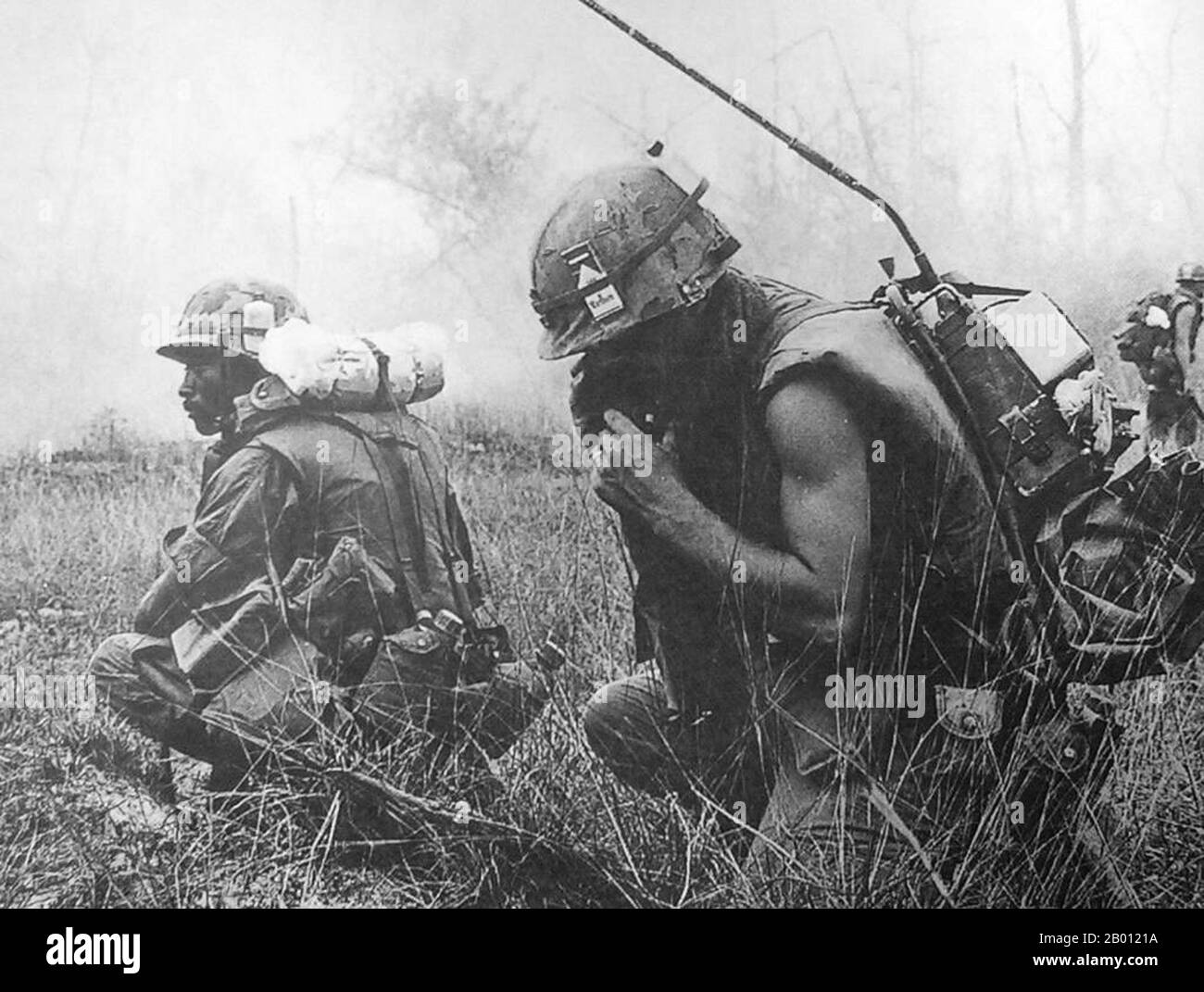 Vietnam: SOLDATEN DER US-Armee sind während der Tet-Offensive 1968 in Hue, Zentralvietnam, im Einsatz. Die Tet-Offensive war eine militärische Kampagne während des Vietnamkrieges, die am 31. Januar 1968 begann. Regelmäßige und unregelmäßige Streitkräfte der Volksarmee Vietnams sowie Widerstandskämpfer des NLF (Viet Cong) kämpften gegen die Streitkräfte der Republik Vietnam (Südvietnam), der Vereinigten Staaten und ihrer Verbündeten. Ziel der Offensive war es, militärische und zivile Kommandozentralen und Kontrollzentren in ganz Südvietnam zu schlagen und einen allgemeinen Aufstand unter der Bevölkerung zu entfachen. Stockfoto