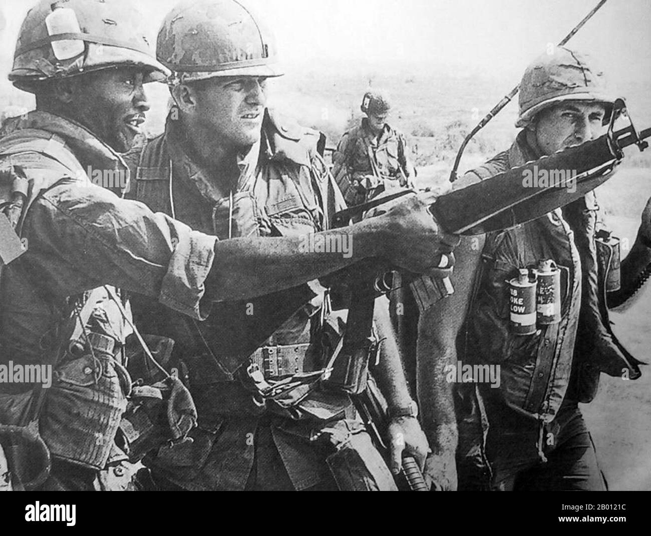 Vietnam: SOLDATEN DER US-Armee sind während der Tet-Offensive 1968 in Hue, Zentralvietnam, im Einsatz. Die Tet-Offensive war eine militärische Kampagne während des Vietnamkrieges, die am 31. Januar 1968 begann. Regelmäßige und unregelmäßige Streitkräfte der Volksarmee Vietnams sowie Widerstandskämpfer des NLF (Viet Cong) kämpften gegen die Streitkräfte der Republik Vietnam (Südvietnam), der Vereinigten Staaten und ihrer Verbündeten. Ziel der Offensive war es, militärische und zivile Kommandozentralen und Kontrollzentren in ganz Südvietnam zu schlagen und einen allgemeinen Aufstand unter der Bevölkerung zu entfachen. Stockfoto