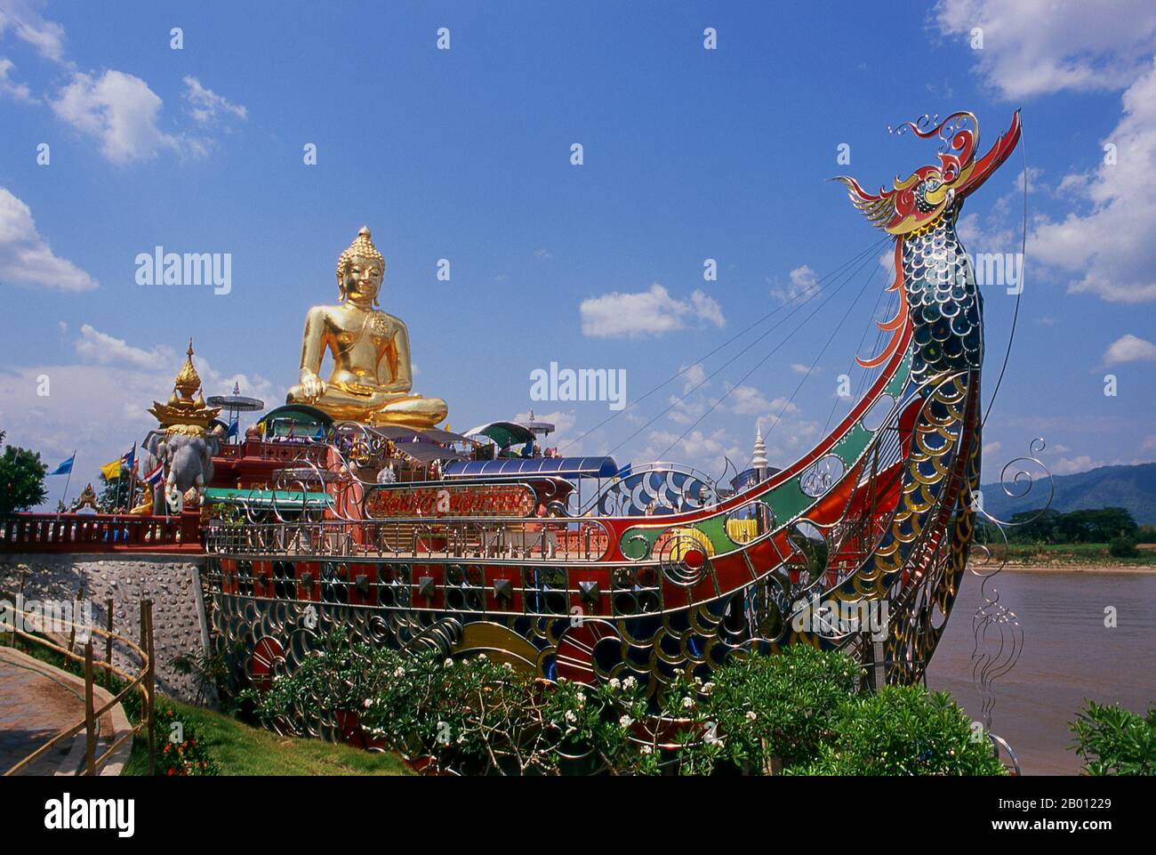 Thailand: Der riesige goldene Buddha bei SOP Ruak (Herz des Goldenen Dreiecks) in der Nähe von Chiang Saen, Provinz Chiang Rai, Nordthailand das Goldene Dreieck bezeichnet den Zusammenfluss des Ruak-Flusses und des Mekong-Flusses; die Kreuzung von Thailand, Laos und Myanmar. Stockfoto