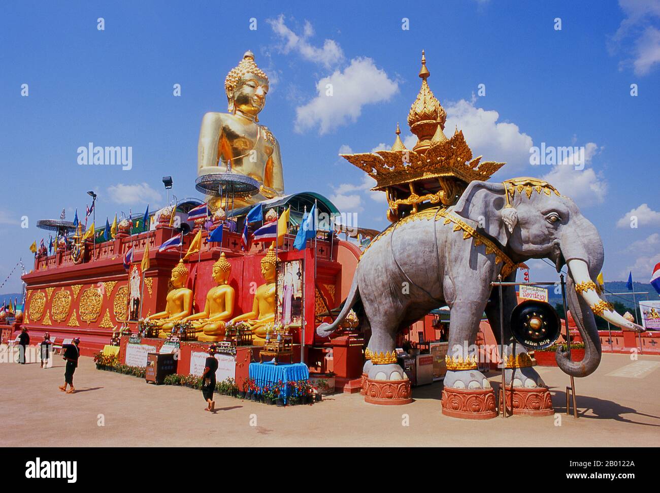 Thailand: Der riesige goldene Buddha bei SOP Ruak (im Herzen des Goldenen Dreiecks) in der Nähe von Chiang Saen, Provinz Chiang Rai, Nordthailand. Das Goldene Dreieck bezeichnet den Zusammenfluss des Ruak-Flusses und des Mekong-Flusses, der Kreuzung von Thailand, Laos und Myanmar. Stockfoto