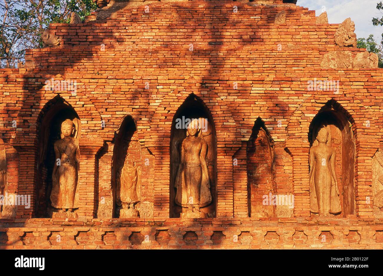 Thailand: Chedi aus dem 14. Jahrhundert, Wat Pa Sak, Chiang Saen, Provinz Chiang Rai, Nordthailand. Die historische Stadt Chiang Saen, am Westufer des Mekong-Flusses gegenüber von Laos gelegen, stammt aus dem 12. Jahrhundert. Es war ein wichtiger Teil von König Mangrais Lanna Königreich, ursprünglich seine erste Hauptstadt. Stockfoto