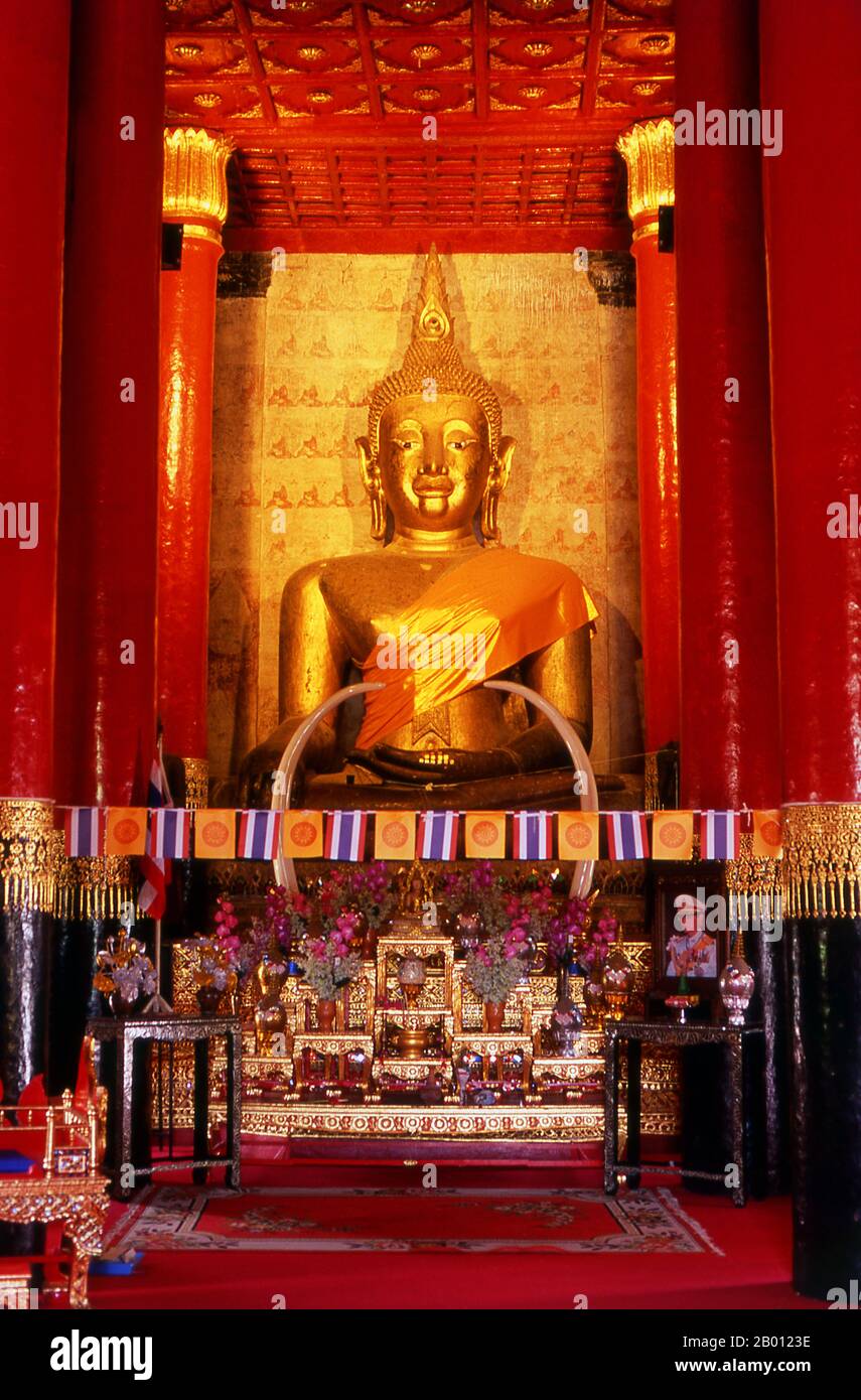 Thailand: Buddha, Wat Phra That Chang Kham, Nan, Nordthailand. Wat Phra, dass Chang Kham im 14. Jahrhundert erbaut wurde. Nan stammt aus der Mitte des 14. Jahrhunderts und war für einen Großteil seiner Geschichte ein isoliertes Königreich. Die heutige Stadt breitet sich entlang des rechten Ufers des Nan River aus. Stockfoto