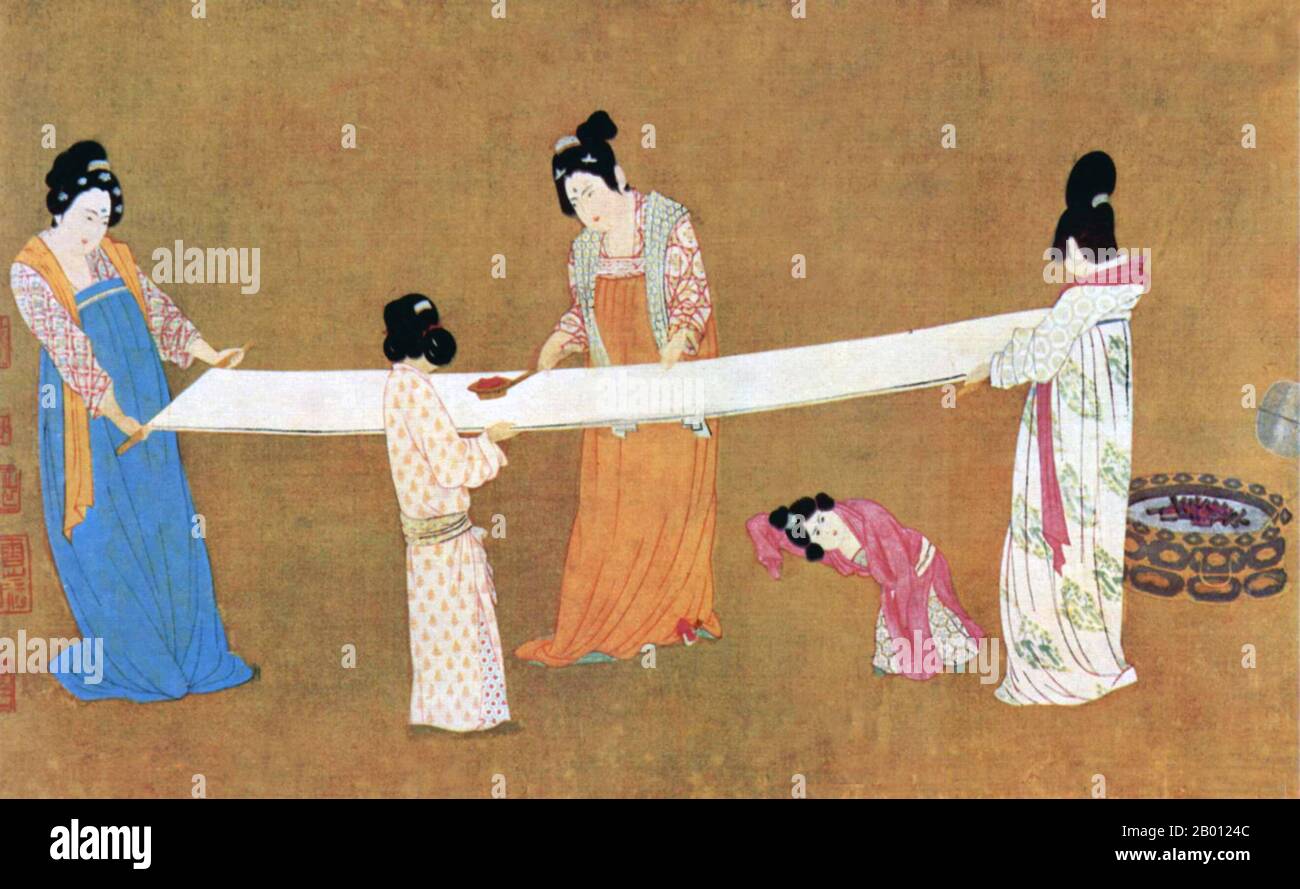 China: „Court Ladies Preparing Newly-Woven Silk“. Detail einer Kopie der Song-Dynastie nach Zhang Xuan (713-755), 12. Jahrhundert. Zhang Xuan (713–755) war ein chinesischer Maler, der während der Tang Dynastie (618–907) lebte. Eines seiner bekanntesten Werke ist „Court Ladies Preparing Newly-Woven Silk“. Eine einzige Kopie überlebt, gemalt von Kaiser Huizong von Song (r. 1100–1125) im frühen 12. Jahrhundert. Stockfoto