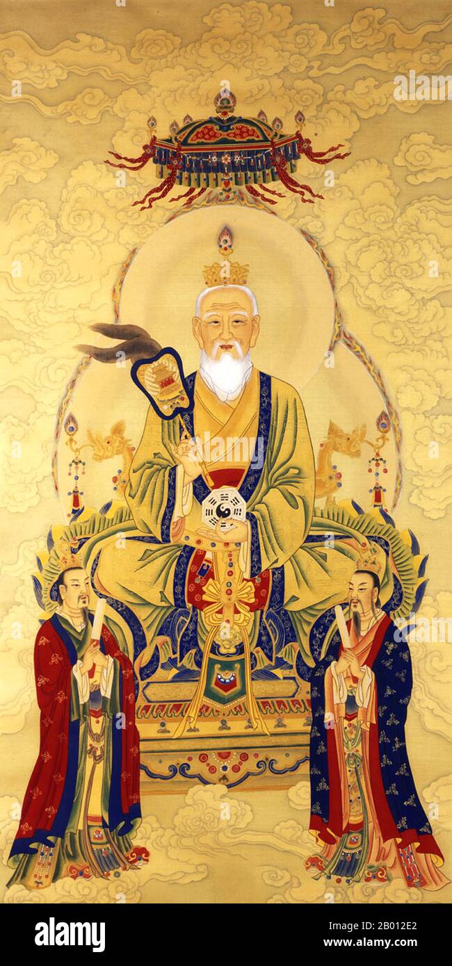 China: Laozi (Lao Tzu, c. 6. Jahrhundert v. Chr.), Philosoph des alten China, am besten bekannt als der Autor des Daodejing (Tao Te Ching). Hier wird er als daoistische Gottheit dargestellt. Hängende Schriftrolle Malerei, c. 20. Jahrhundert. Laozi (Lao Tzu, c. 6. Jahrhundert v. Chr.) war ein mystischer Philosoph des alten China. Seine Verbindung mit dem Daodejing (Tao Te Ching) hat ihn dazu geführt, dass er traditionell als Begründer des Taoismus (auch als „Daoismus“ bezeichnet) gilt. Er wird auch in den meisten religiösen Formen der taoistischen Religion als Gottheit verehrt, was Laozi oft als Taishang Laojun oder 'einer der drei Reinen' bezeichnet. Stockfoto
