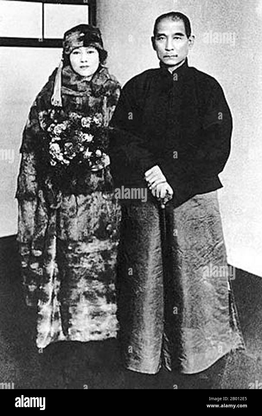 China: Song Qingling (1892-1981), erste weibliche Vorsitzende und Präsidentin der Volksrepublik China, zusammen mit ihrem Mann, Dr. Sun Yat-sen (1866-1925), Gründerin der Chinesischen Republik (1912), Anfang des 20. Jahrhunderts. Sun Yat-sen (12. November 1866 – 12. März 1925) war ein chinesischer revolutionärer und politischer Führer. Als der wichtigste Pionier des nationalistischen China wird Sun häufig als der Gründervater des republikanischen China bezeichnet. Song Qingling (27. Januar 1893 – 29. Mai 1981), auch bekannt als Madame Sun Yat-sen, war eine der drei Song-Schwestern. Stockfoto