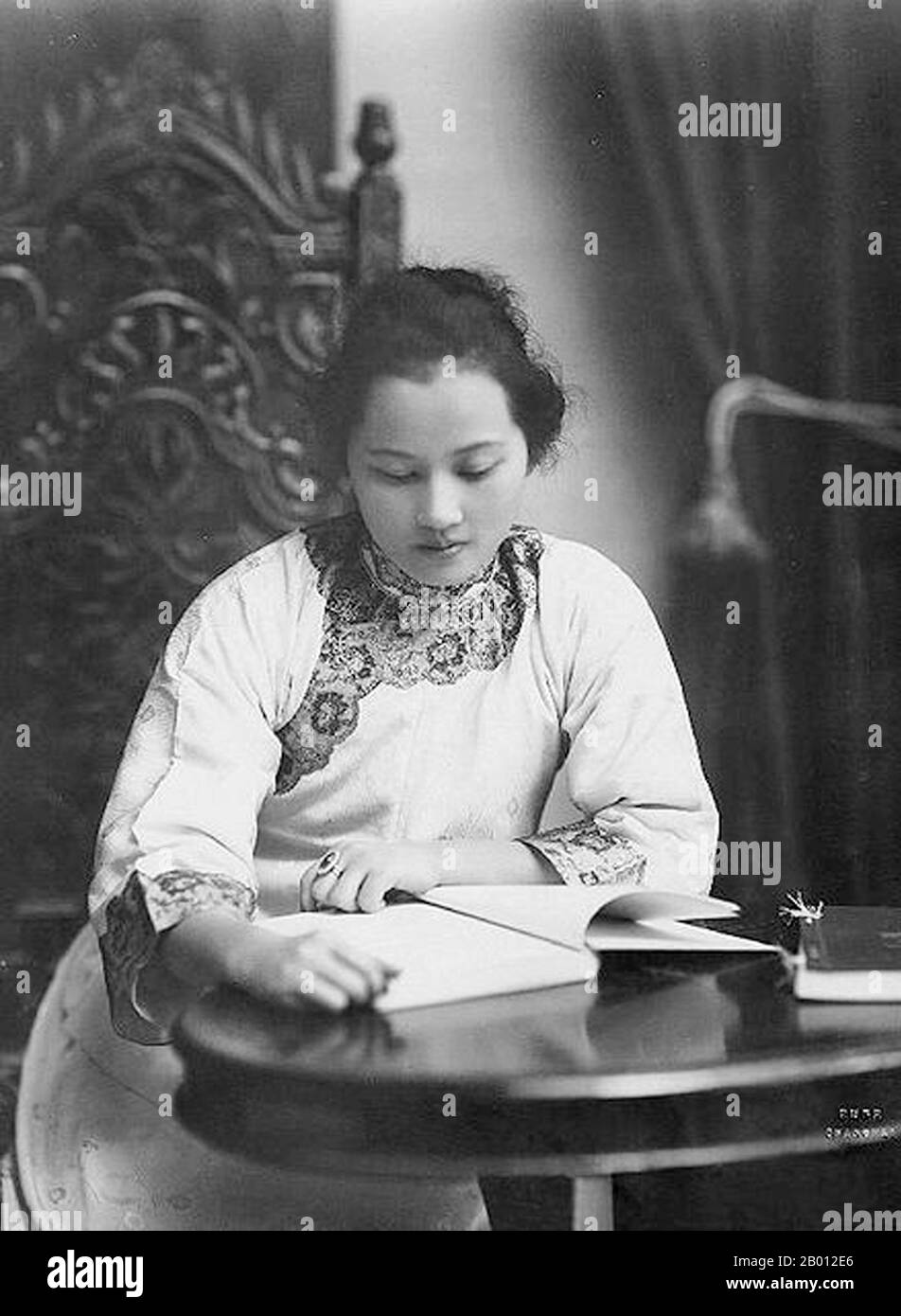 China: Song Qingling (Soong Ch'ing-ling, 1893-1981), auch bekannt als Madame Sun Yat-sen, Shanghai, 1920. Soong Ch'ing-ling, Shanghai, 1920 (pinyin: Song Qingling, 27. Januar 1893 – 29. Mai 1981), auch bekannt als Madame Sun Yat-sen, war eine der drei Schwestern von Soong, die zusammen mit ihren Ehemännern zu den bedeutendsten politischen Persönlichkeiten Chinas des frühen 20. Jahrhunderts gehörten. Sie war die stellvertretende Vorsitzende der Volksrepublik China. Sie war die erste nicht-königliche Frau, die offiziell Staatsoberhaupt von China wurde und von 1968 bis 1972 als Co-Vorsitzende der Republik fungierte. Stockfoto