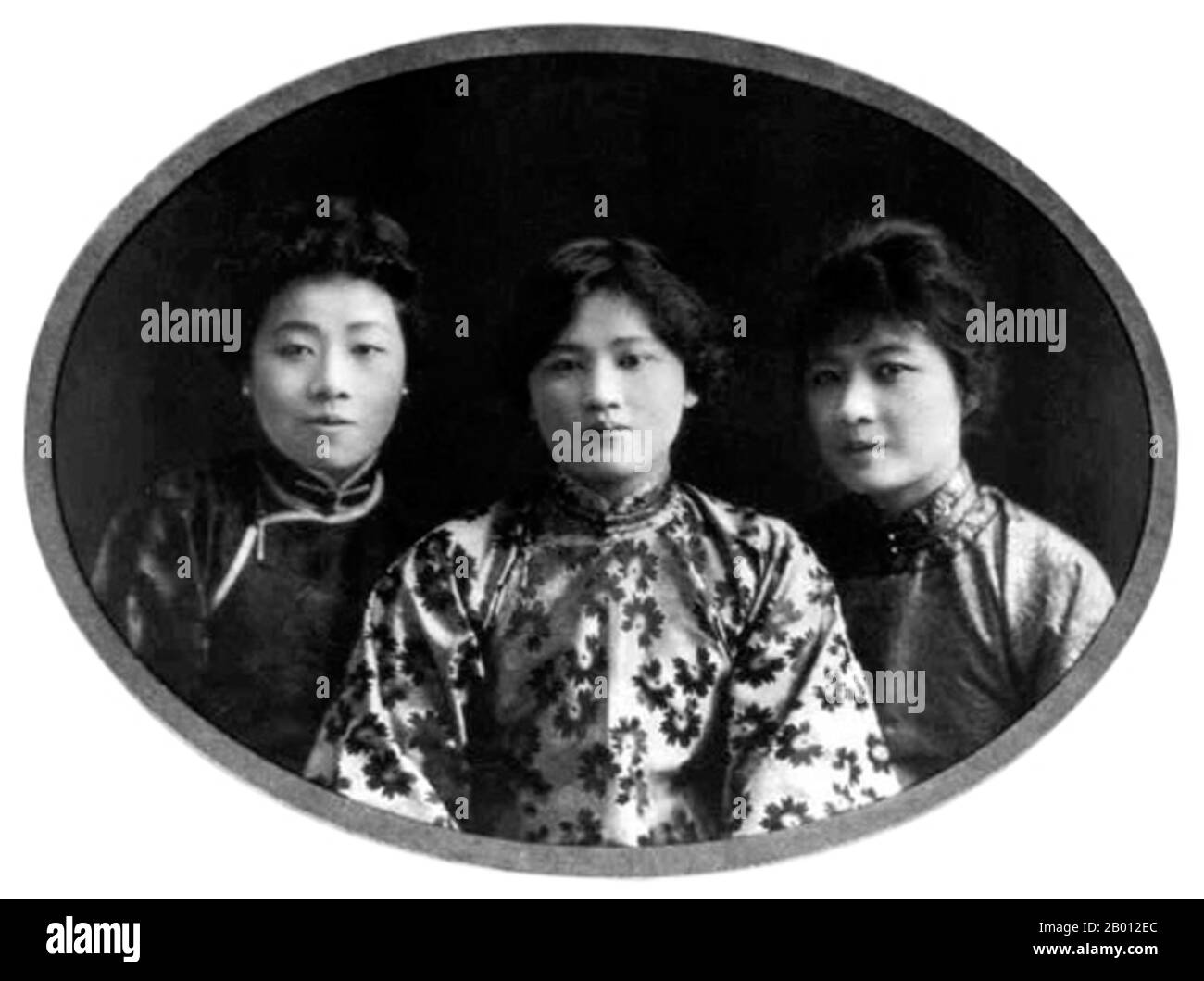 China: The Soong Sisters, Qingling, Oiling und Meiling Soong, Shanghai, 1917. Die Soong-Schwestern (Songjia Jiemei, oder „Song Household Sisters“) waren drei Hakka-chinesische Frauen, die zusammen mit ihren Ehemännern zu den bedeutendsten politischen Persönlichkeiten des 20. Jahrhunderts in China gehörten. Sie alle spielten eine wichtige Rolle bei der Beeinflussung ihrer Ehemänner, die zusammen mit ihren eigenen Machtpositionen letztlich den Kurs der chinesischen Geschichte veränderten. Stockfoto