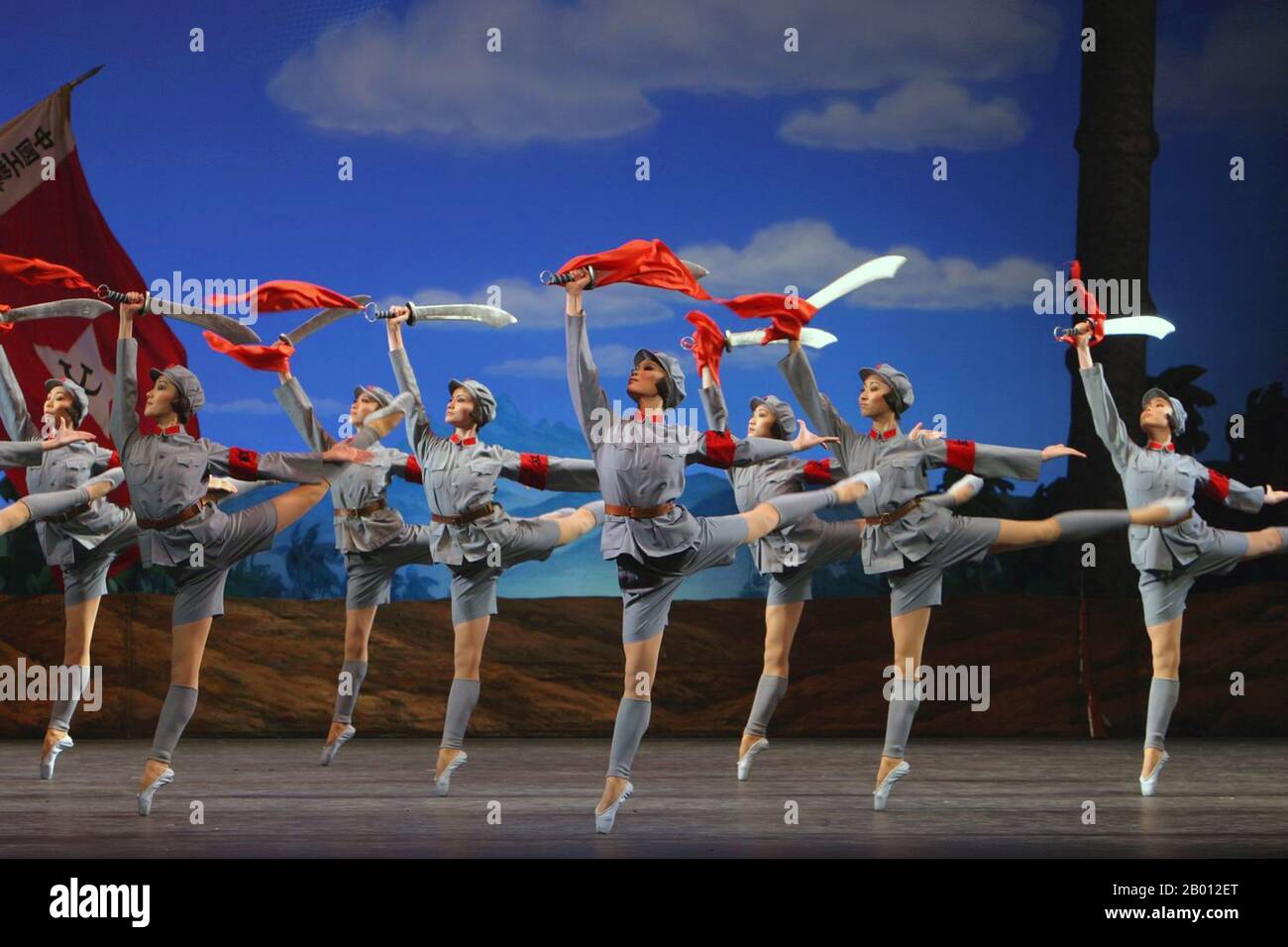 China: Eine Szene aus dem revolutionären Ballett „The Red Detachment of Women“, das den formelhaften Kunststil der Kulturrevolution von 1972 symbolisierte. Die Rote Abteilung der Frauen (Hongse Niangzijun) ist ein chinesisches Ballett, das 1964 uraufgeführt wurde. Es ist vielleicht am besten im Westen bekannt, als das Ballett für US-Präsident Richard Nixon bei seinem Besuch in China im Februar 1972 aufgeführt wurde. Nach dem früheren Film mit dem gleichen Titel unter der persönlichen Leitung von Zhou Enlai, der wiederum nach dem Roman von Liang Xin adaptiert wurde, zeigt er den Aufstieg eines Bauernmädchen aus der Insel Hainan in die KPCh. Stockfoto